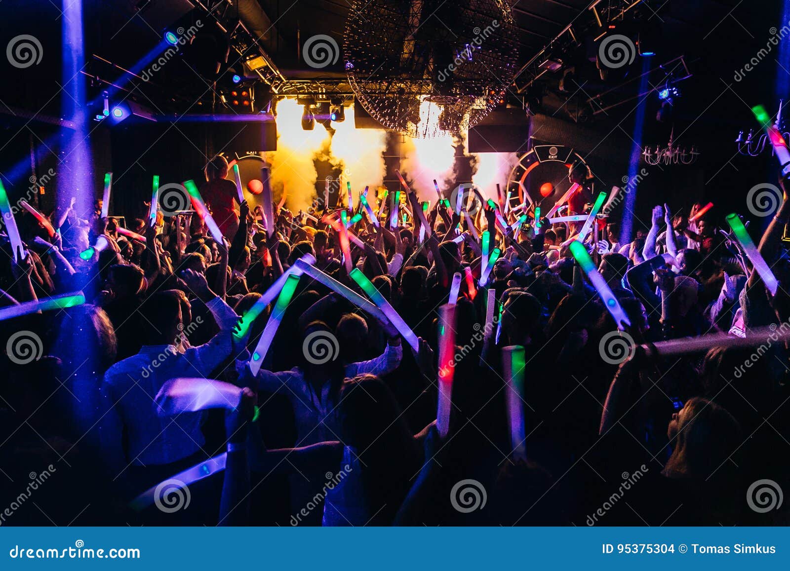 Baile De La Muchedumbre Del Club Nocturno Imagen de archivo editorial -  Imagen de confetti, funcionamiento: 95375304