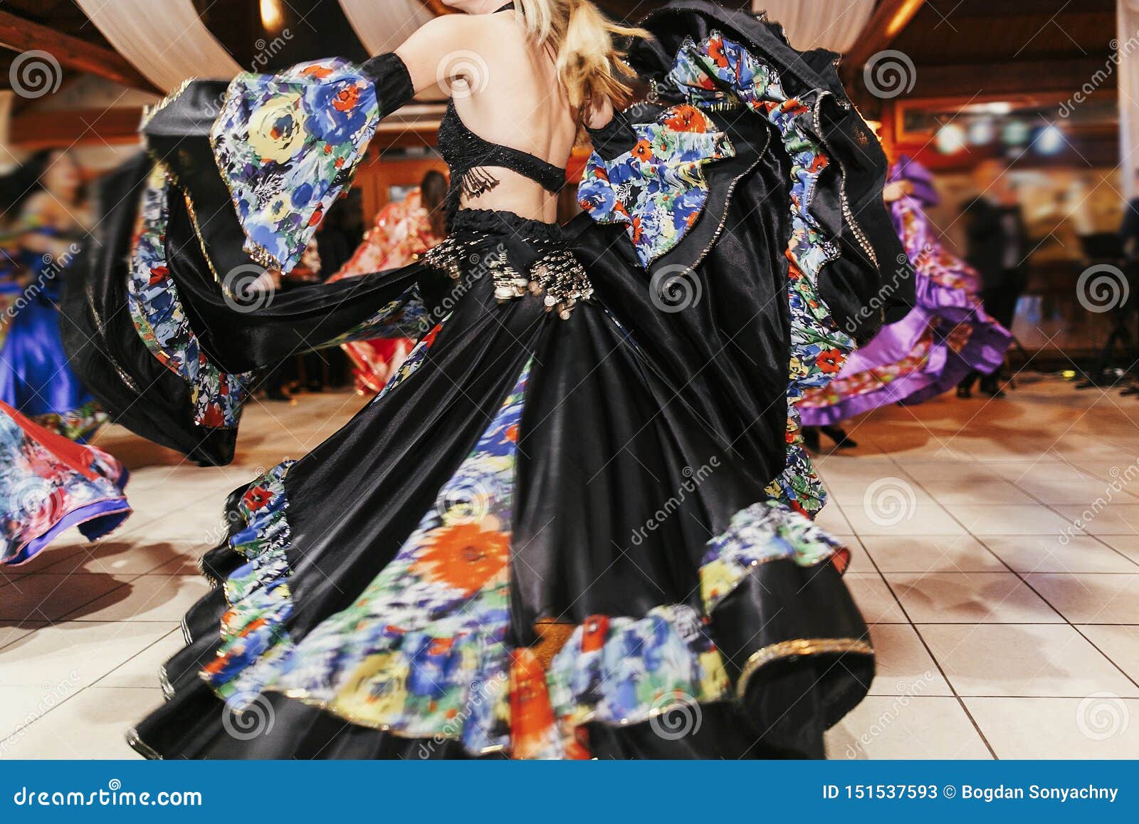 Baile Gitano Hermoso De Las Muchachas En Vestido De Flores Negro Tradicional  En La Recepción Nupcial En Restaurante Mujer Que Rea Imagen de archivo -  Imagen de rojo, grupo: 151537593