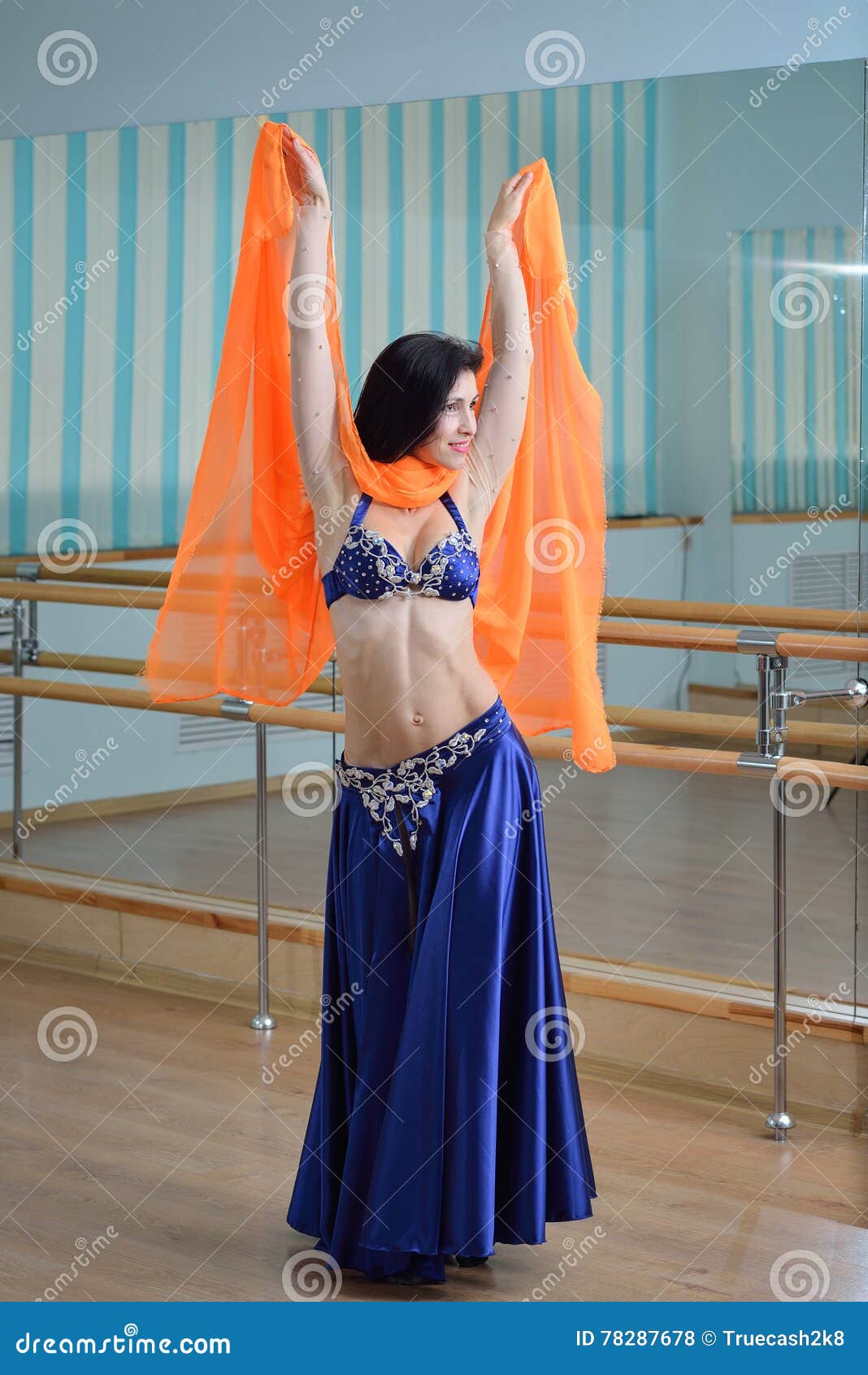 Baile Hermoso De La Mujer En Danza árabe Del Traje, Oriental O De Vientre Foto de archivo - Imagen de bailando, hermoso: 78287678