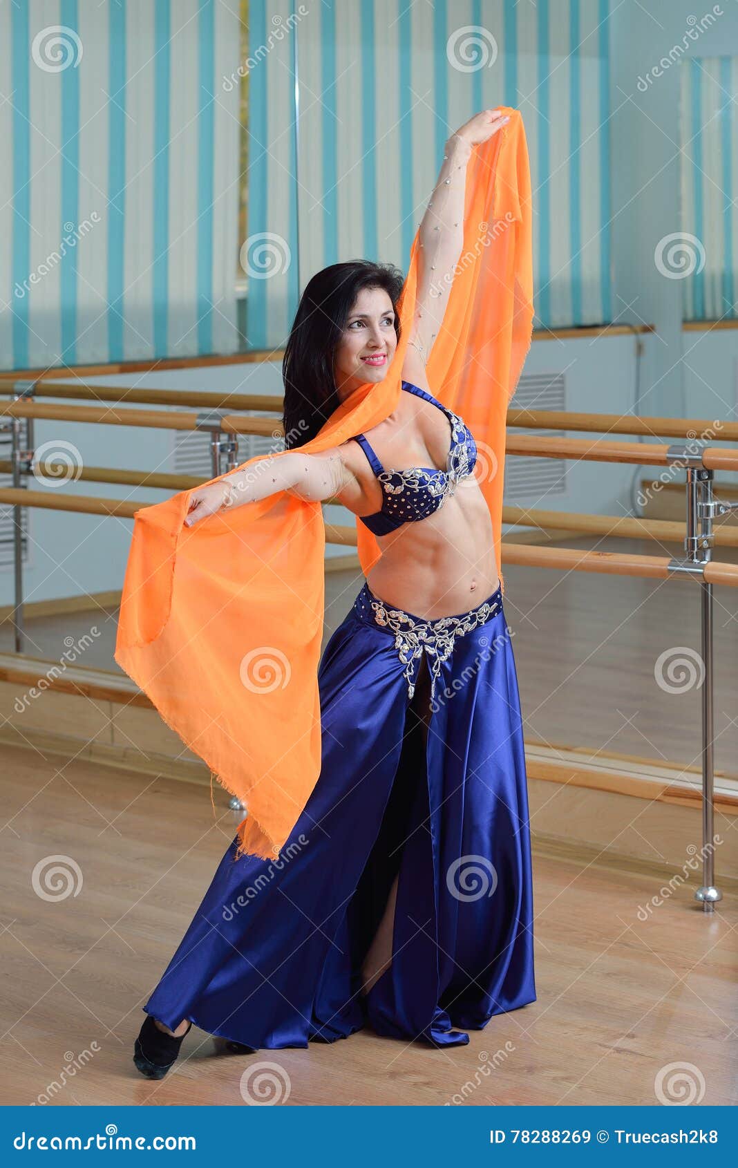 Baile Hermoso De La Mujer En Danza árabe De Oriental De Vientre Imagen de - Imagen de cultura, seductor: 78288269