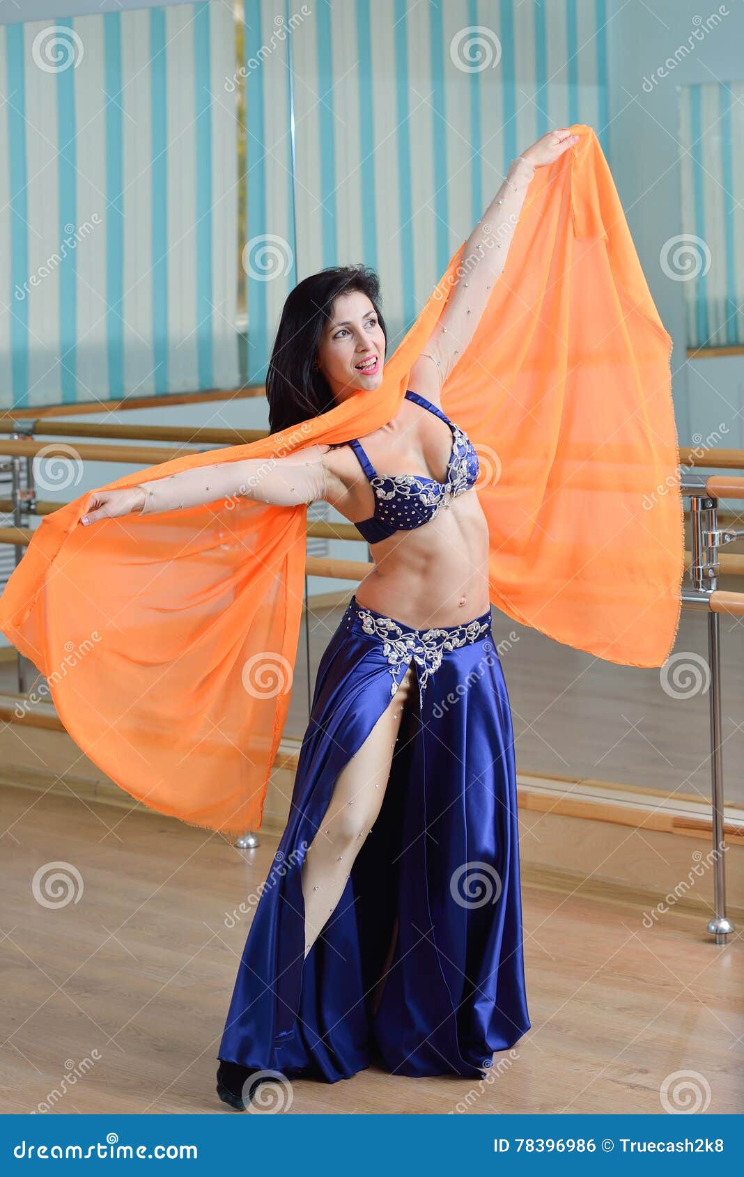 Hermoso Mujer En Danza árabe Del Traje, De O De Vientre Foto de archivo - Imagen de modelo, negro: 78396986