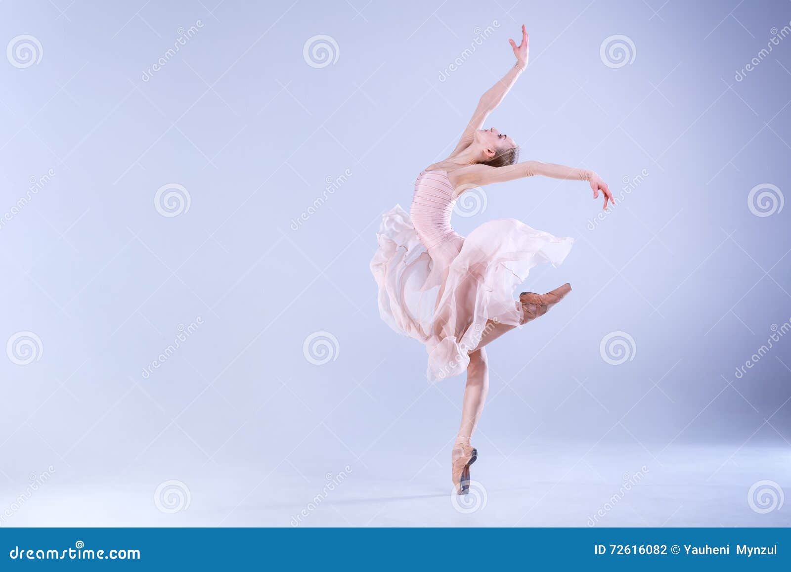 Baile Moderno De La Bailarina En El Estudio Foto de archivo - Imagen de  equilibrio, muchachas: 72616082