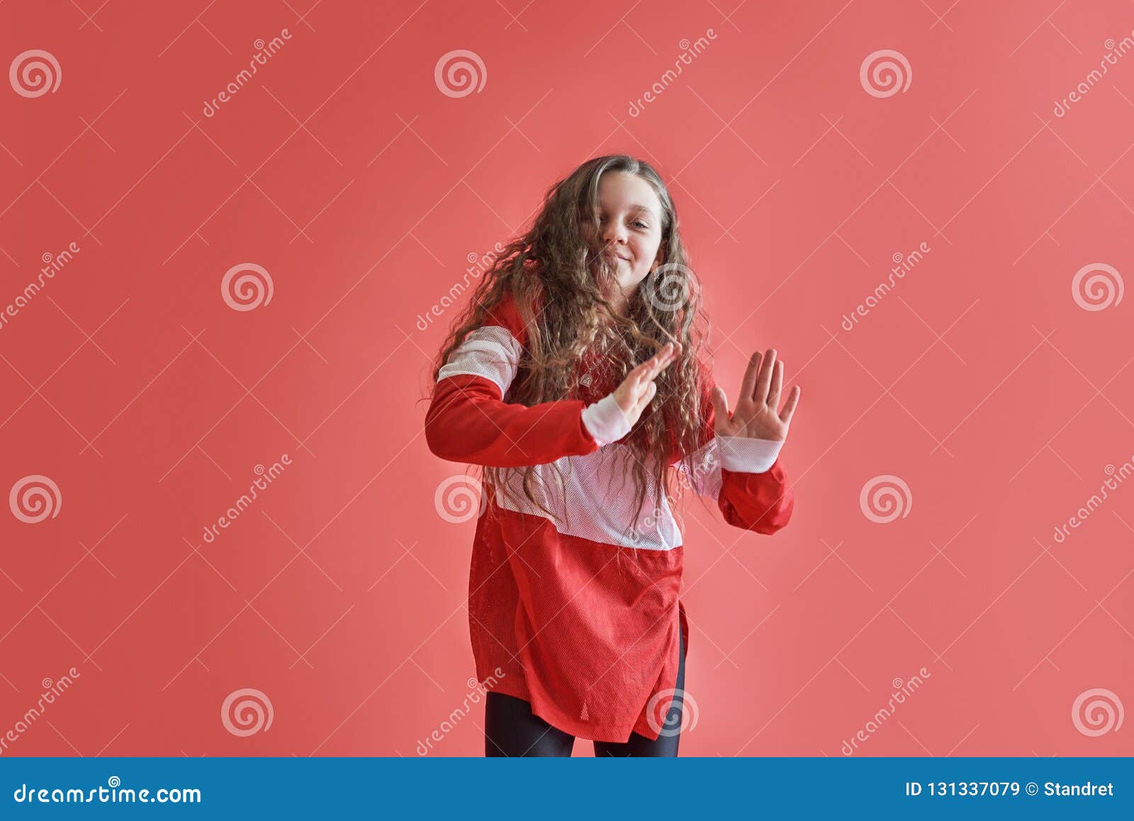 Baile Urbano Joven De La Mujer En El Fondo Rojo Adolescente Delgado Moderno Del Estilo Del Hip