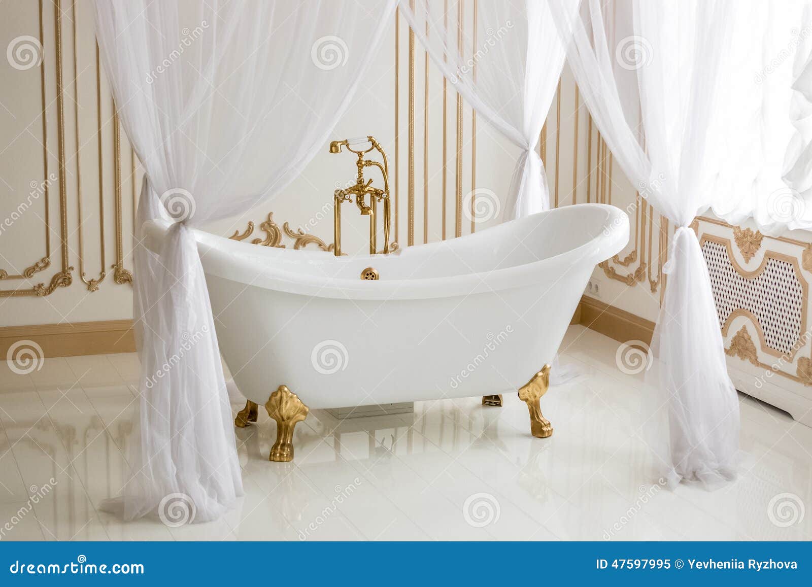 Objet Dans Salle De Bain Liste ~ bain luxueux blanc avec les jambes d or la salle de bains image Objet Dans Salle De Bain Liste ~ bain luxueux blanc avec les jambes d or la salle de bains image