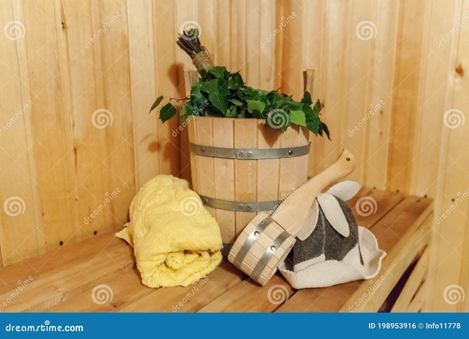 Détails Intérieurs Sauna Finlandais Hammam Avec Sauna Traditionnel  Accessoires Bassin Bouleau Balai Scoop Chapeau De Feutre Serviette. ancien  concept de spa de bain traditionnel russe. Détendez-vous le concept de bain  de village