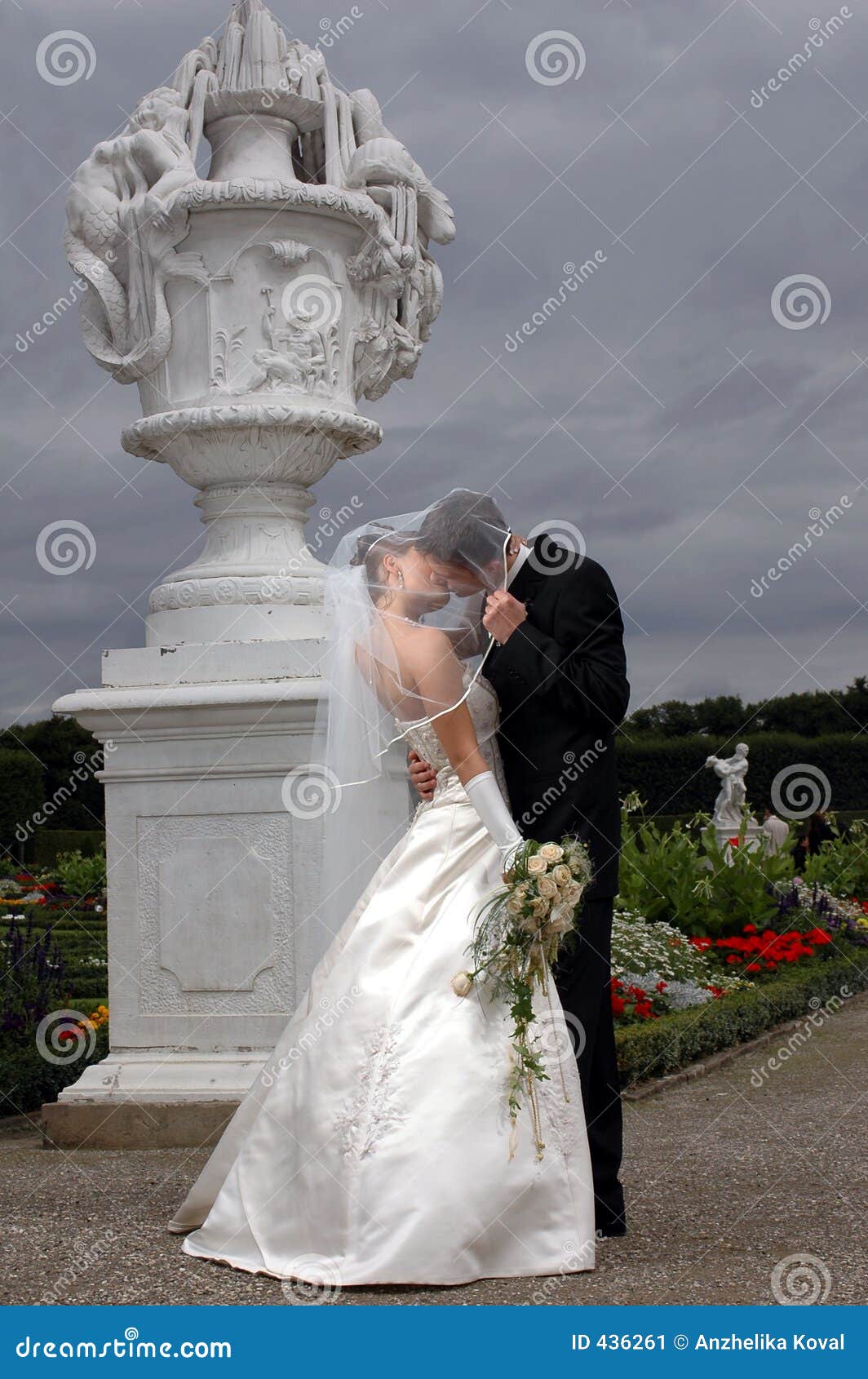 Baiser Dans Un Jardin Classique Image stock - Image du bride, beau: 436261