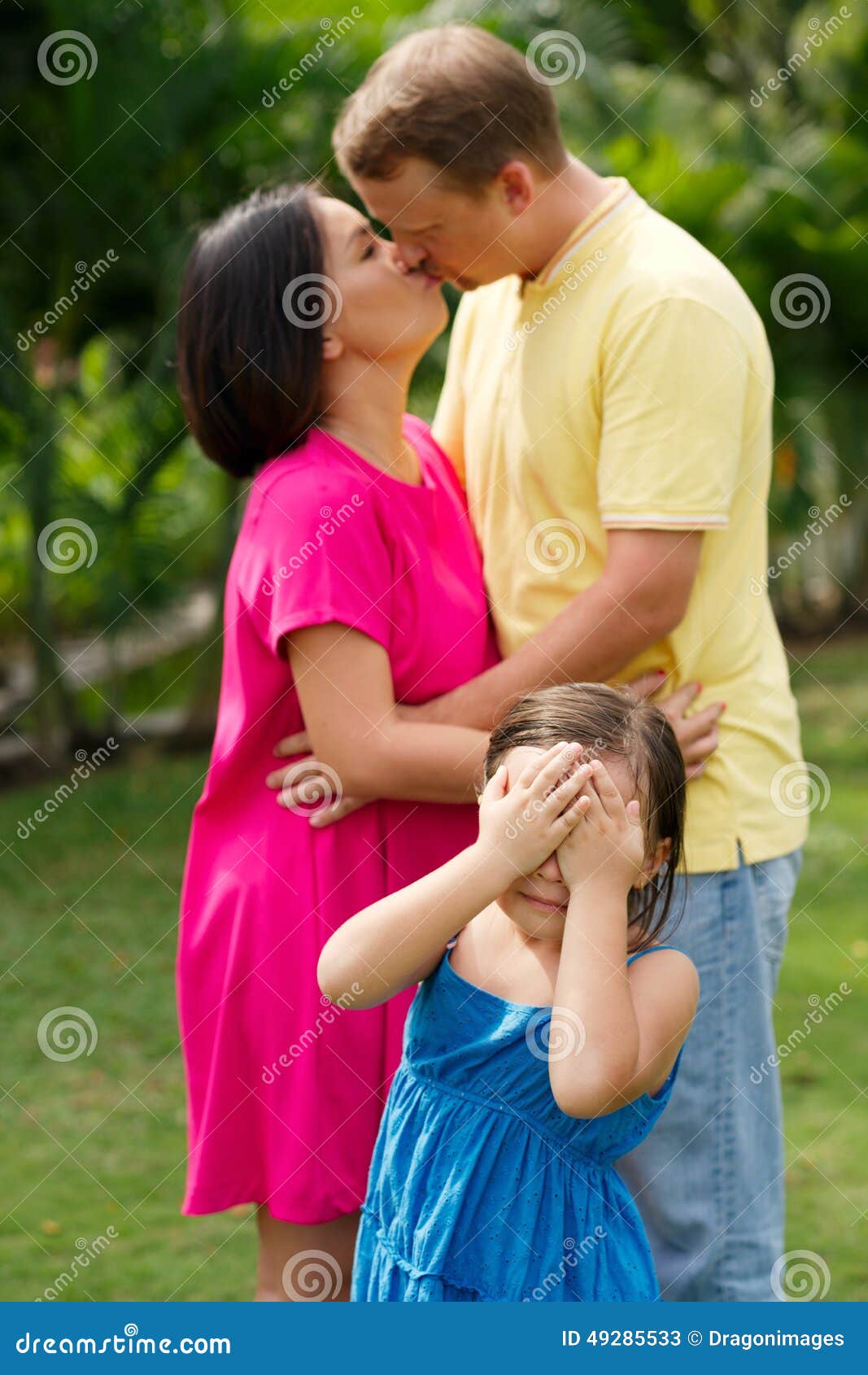 Мама папа поцелуй. Поцелуй родителей. Объятия детей и родителей. Поцелуй родителей при детях. Родители целуются.