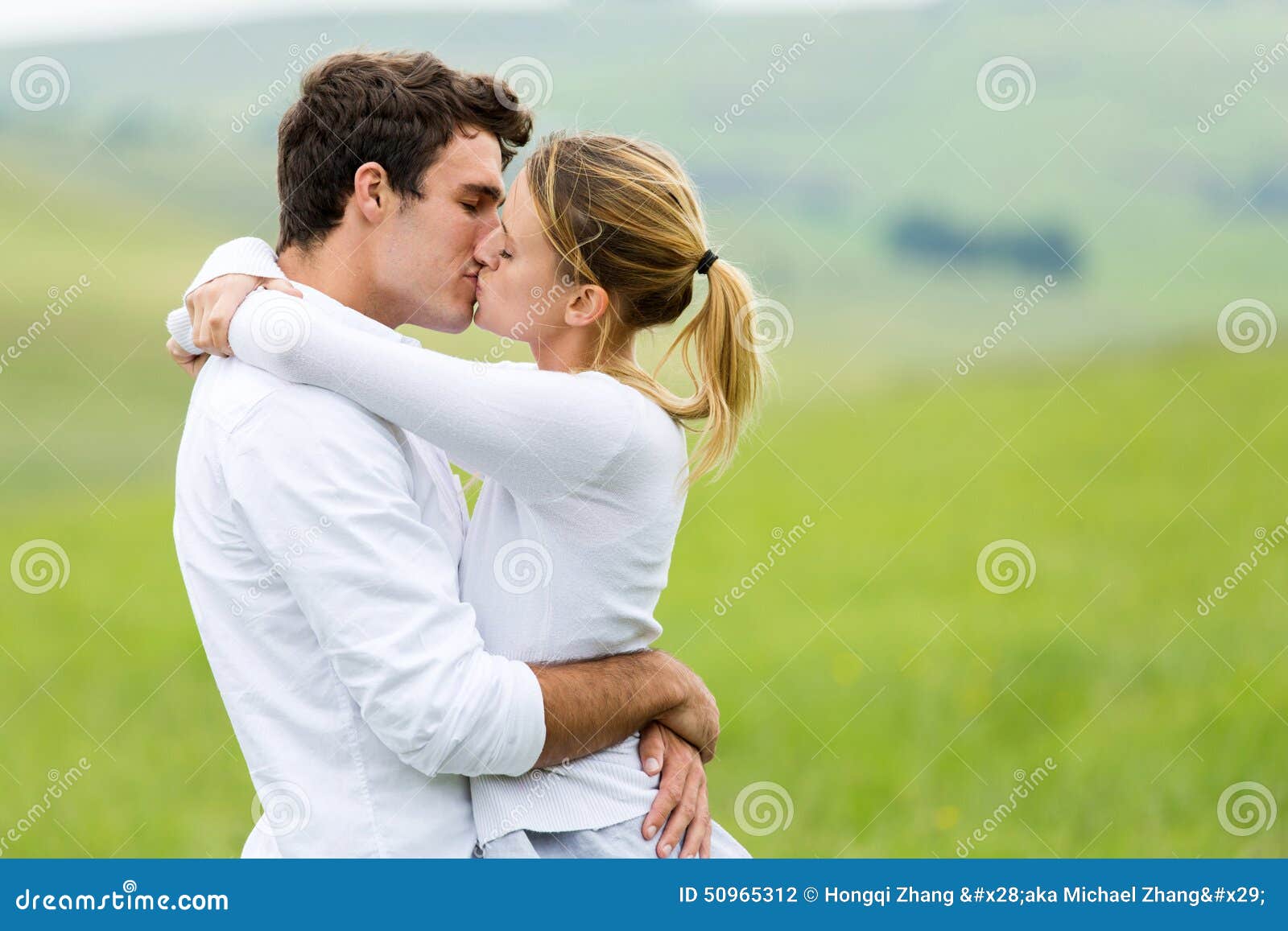 Baisers Romantiques De Couples Photo stock - Image du adulte, couples ...