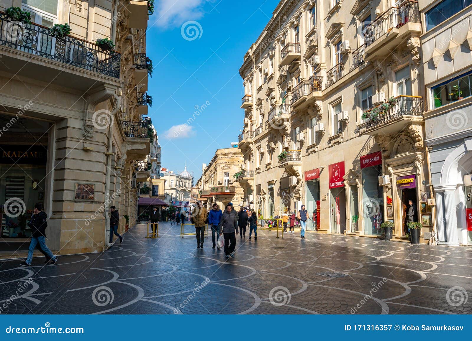 Baku Azerbaiyan 27 De Enero De 2020 Personas Que Viajan Por Las Calles De Baku Fotografia Editorial Imagen De Departamento Turista 171316357