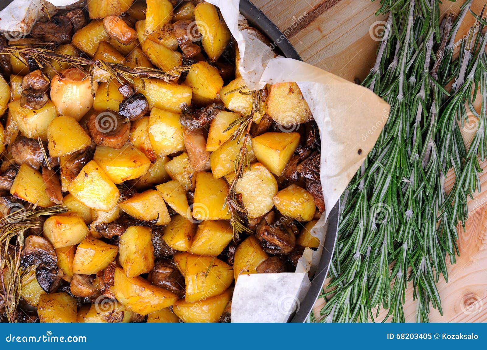 Картофель с сухими грибами. Блюда из сушеных грибов. Блюда из сушеных белых грибов. Жареная картошка с грибами. Картошка с сушеным луком.