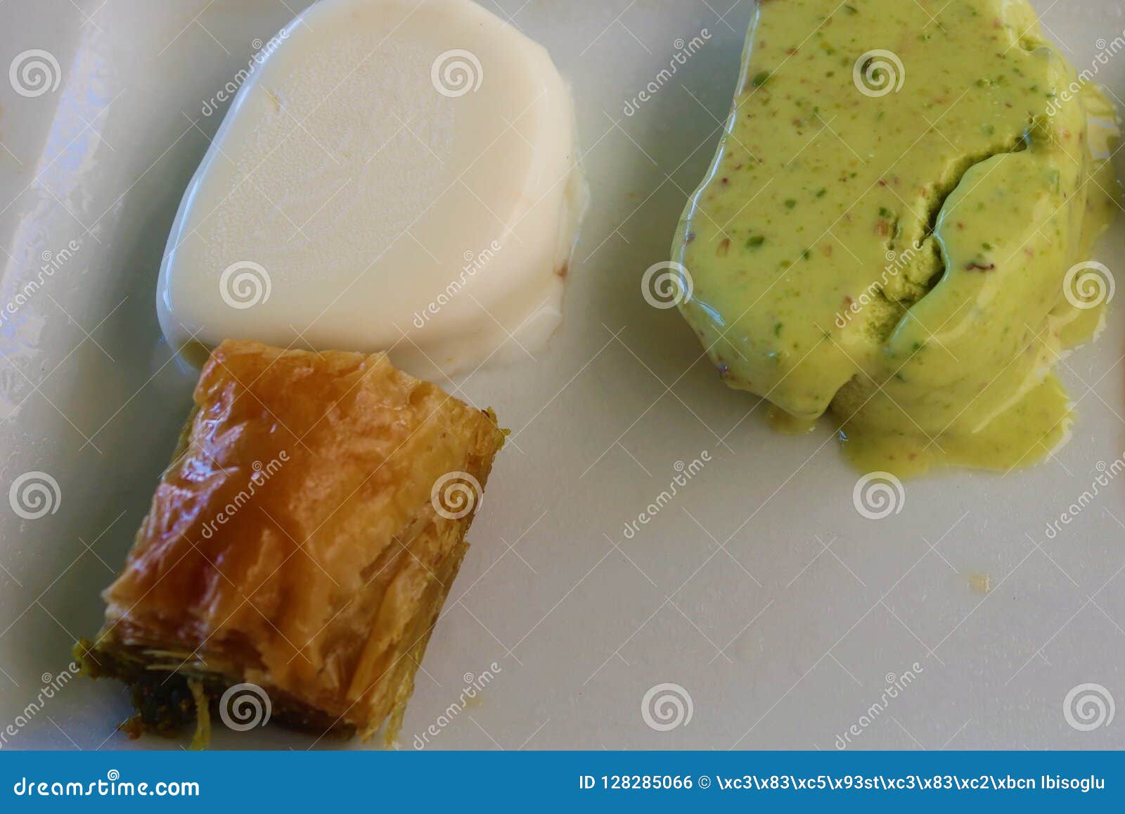 Baklava De Dessert Et Creme Glacee Turques Avec La Vanille Pistache Photo Stock Image Du Plaisir Sucrerie Baklava De Dessert Et Creme Glacee Turques Avec La Vanille Pistache Photo Stock Image Du Plaisir Sucrerie