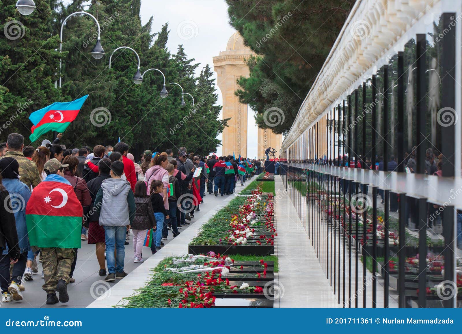 Baku Azerbaijan 10 De Novembro De 2020 Pessoas Visitando O Cemiterio Dos Martires Dia Da Vitoria Karabakh Foto Editorial Imagem De Cemetery Fundo 201711361
