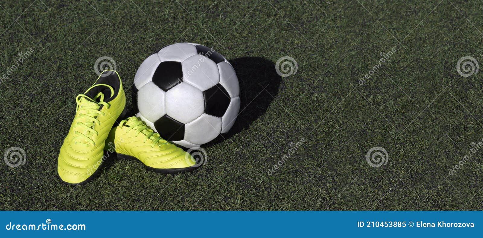 Corredor Permitirse Uluru Balón De Fútbol Y Zapatos De Fútbol Para Niños En El Campo Verde. Fútbol  Junior Concepto De Deporte Activo. Espacio De Copia De Pa Imagen de archivo  - Imagen de taza, meta:
