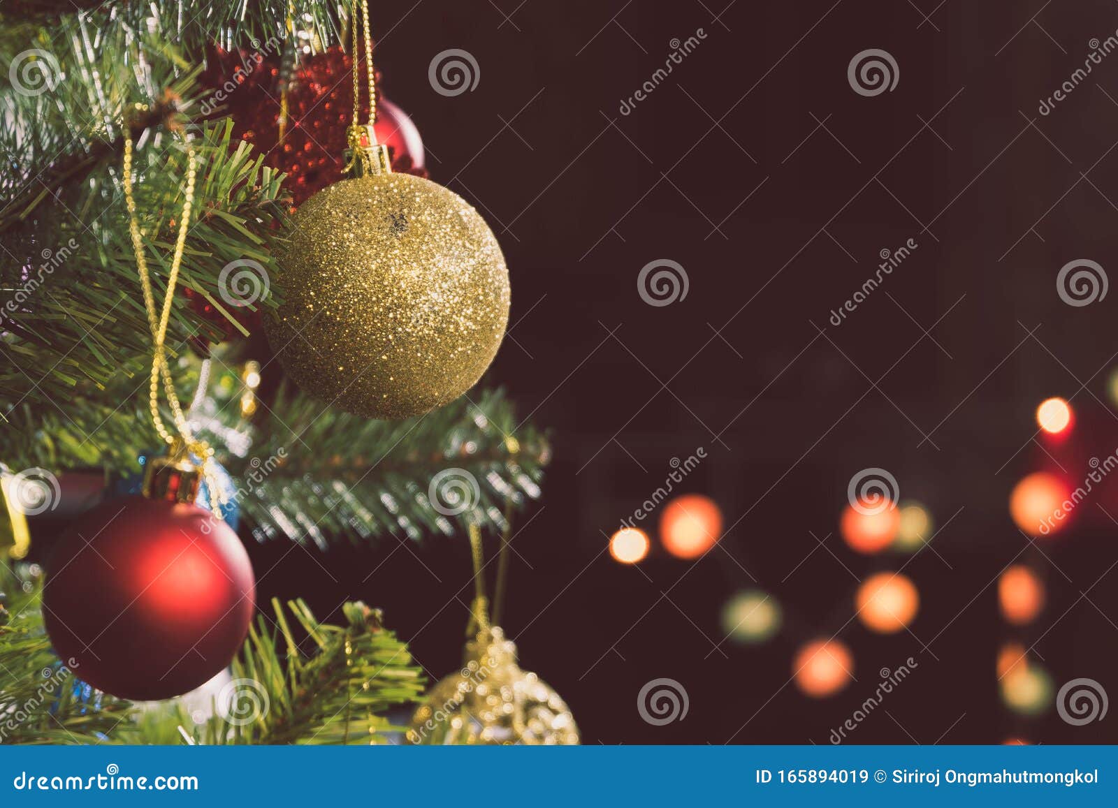 Balón De Navidad Con Brillo Colgando En El árbol De Navidad Para Decorar La  Nochebuena O Nochevieja Hay Espacio Para El Policía Imagen de archivo -  Imagen de estacional, rojo: 165894019