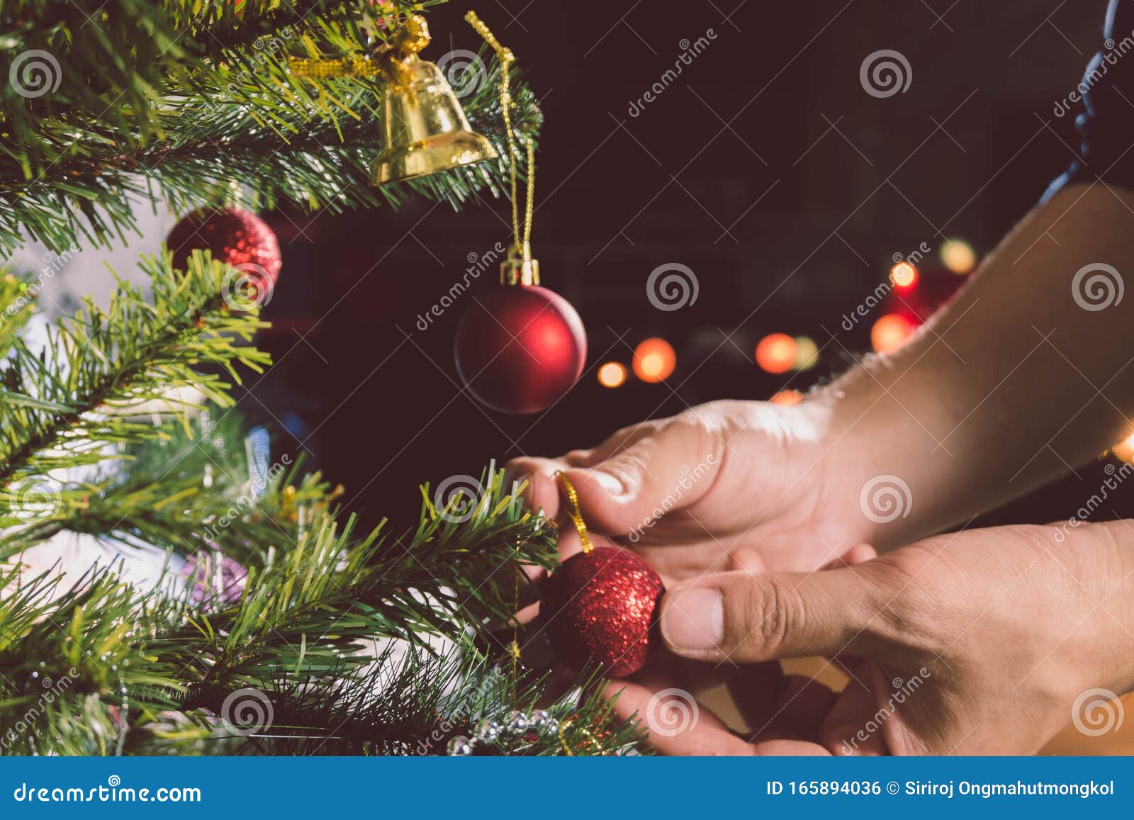 Balón De Navidad Roja Colgando Del árbol De Navidad Para Decorar La  Nochebuena O Nochevieja Vi La Mano Que Sostenía Las Navidades Foto de  archivo - Imagen de copia, tenencia: 165894036