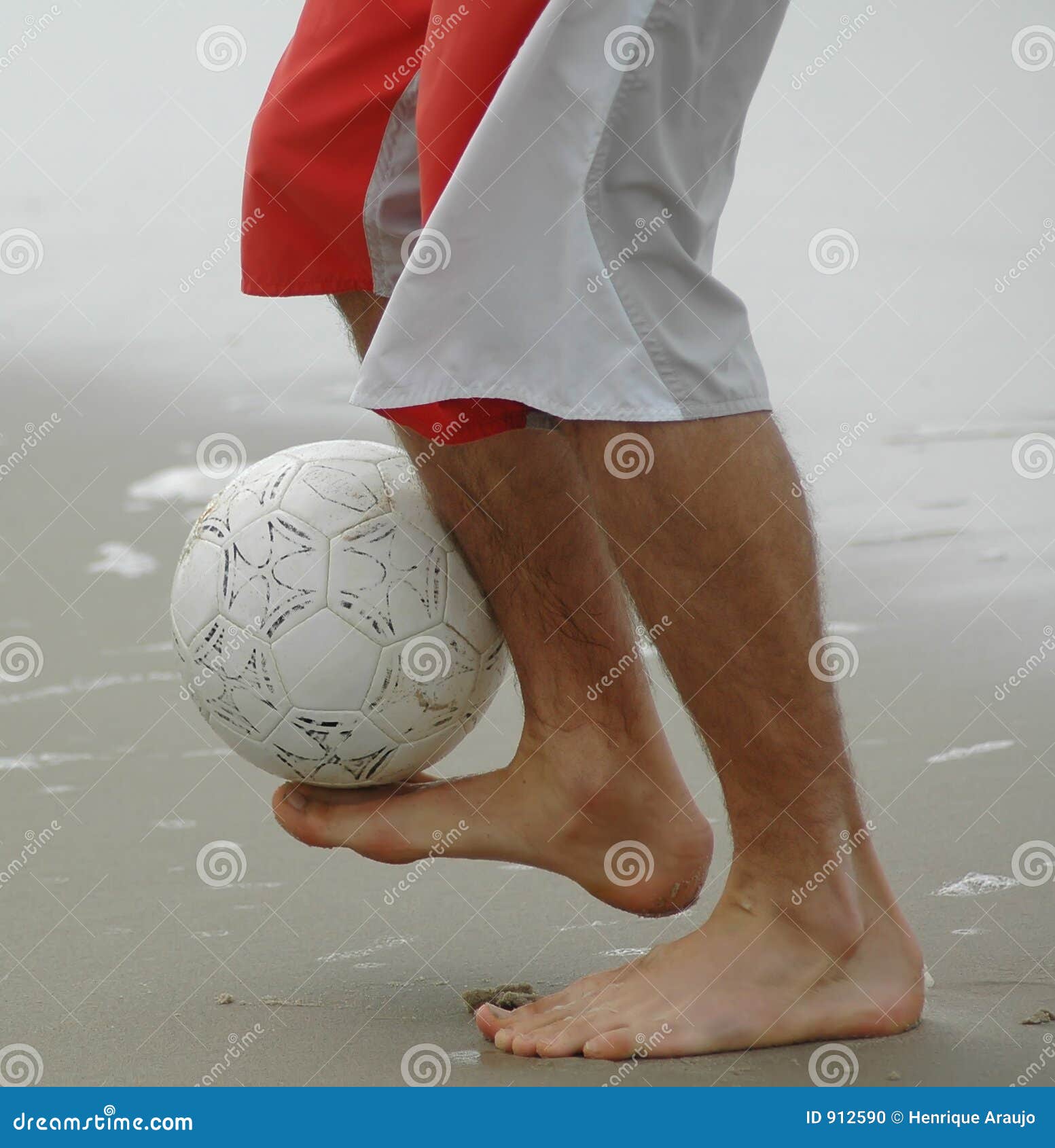 Jogador De Futebol De Praia Em Ação. Ensolarado Praia Grande Ângulo E Mar  Foto Royalty Free, Gravuras, Imagens e Banco de fotografias. Image 109818192