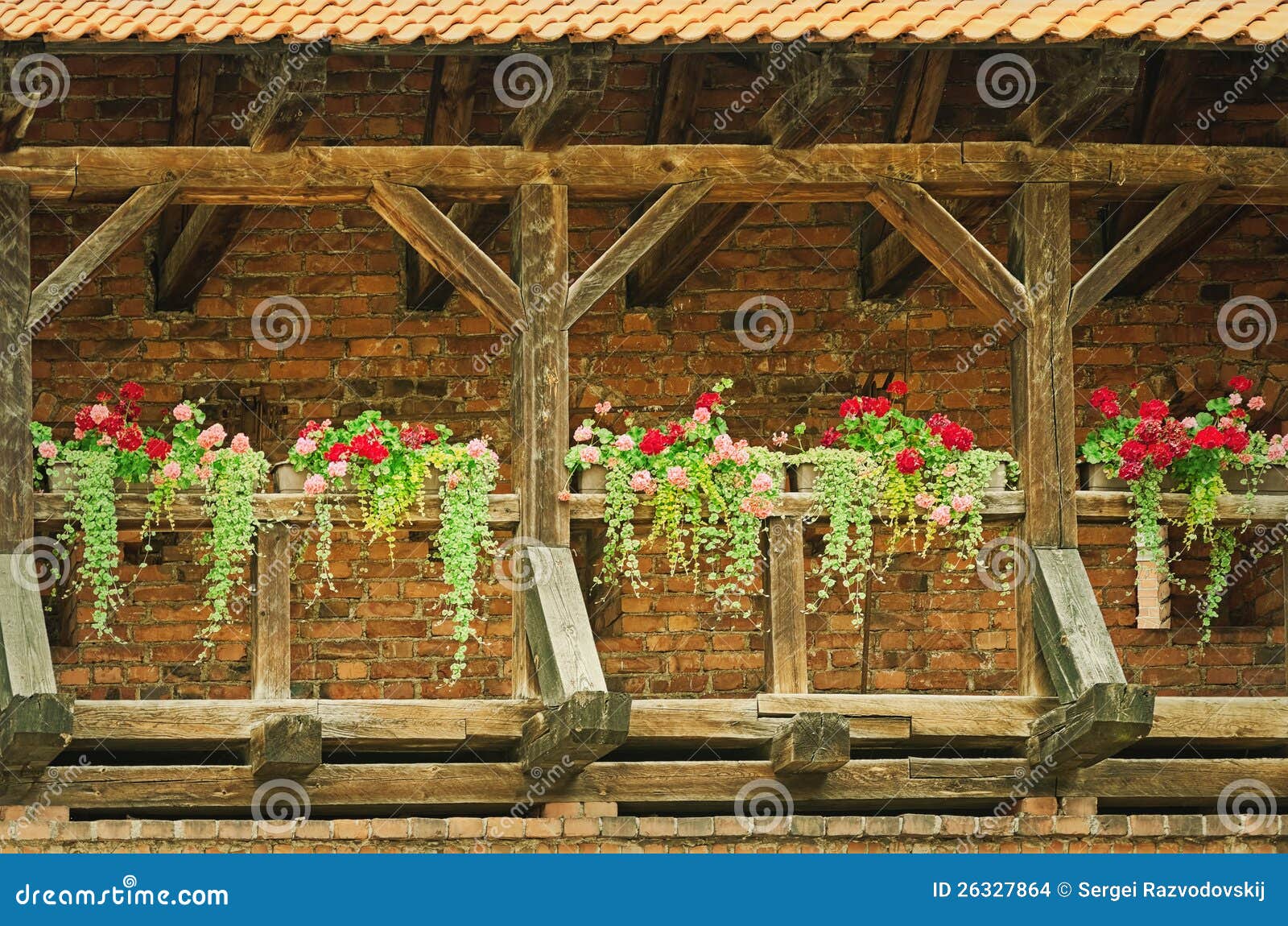 Balcão da fortaleza velha com flores