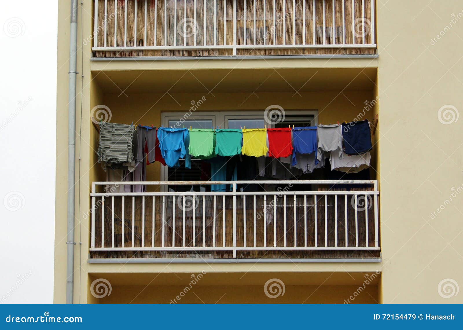 Balcão completamente de t-shirt coloridos, secando a roupa lavada, roupa colorida
