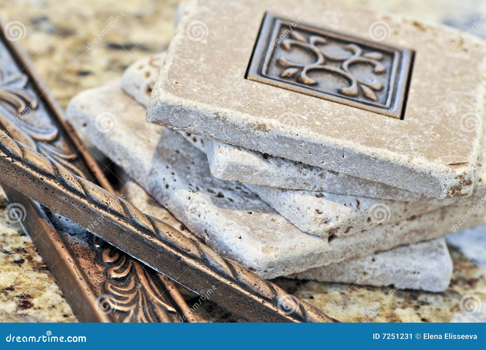 Baldosas cerámicas y fronteras para el cierre del backsplash para arriba en una superficie del granito