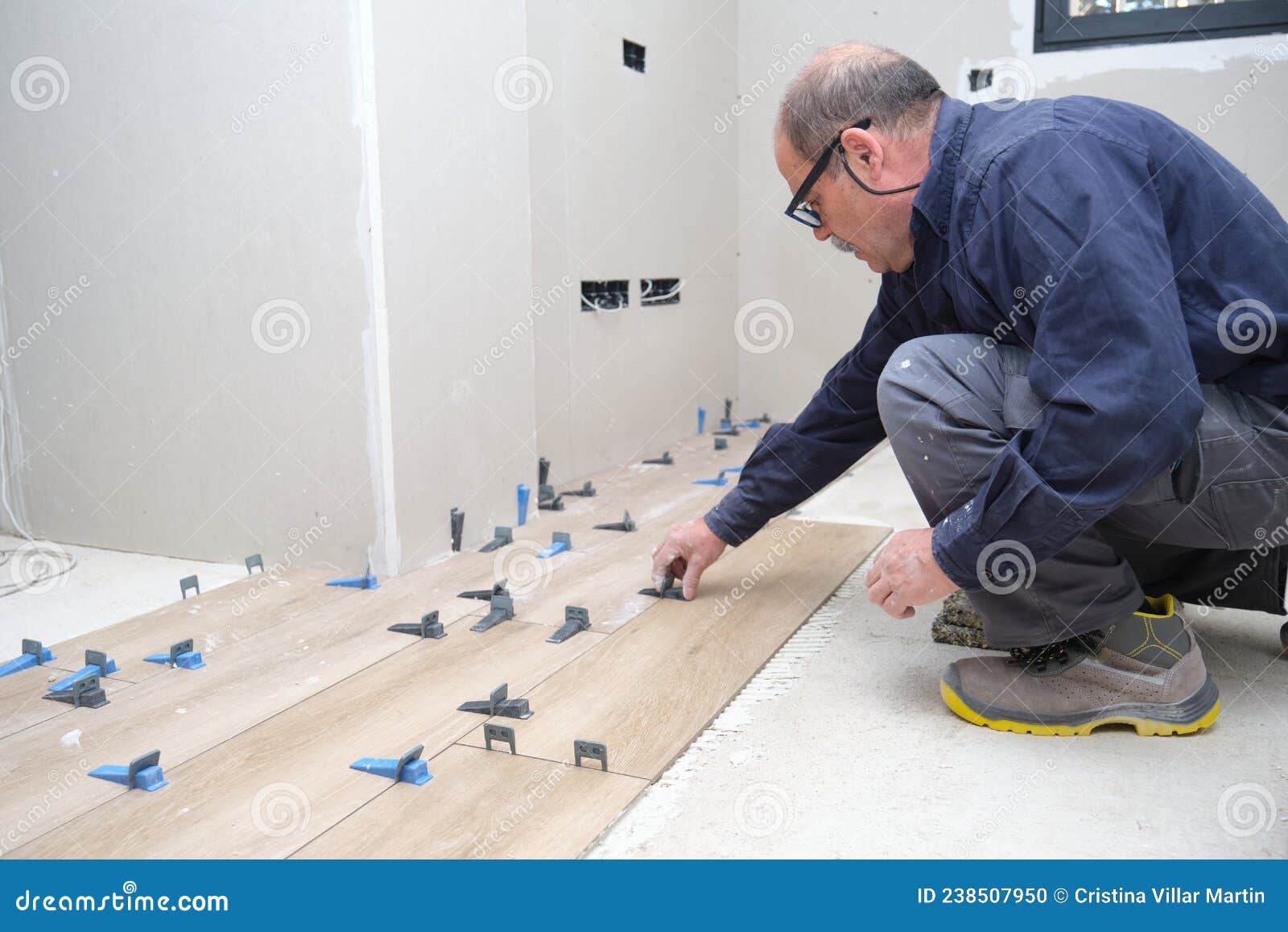 Baldosas De Efecto De Cerámica De Albañilería De Alta Graduación Que  Utilizan Niveladores De Azulejos. Foto de archivo - Imagen de hombre,  tendiente: 238507950