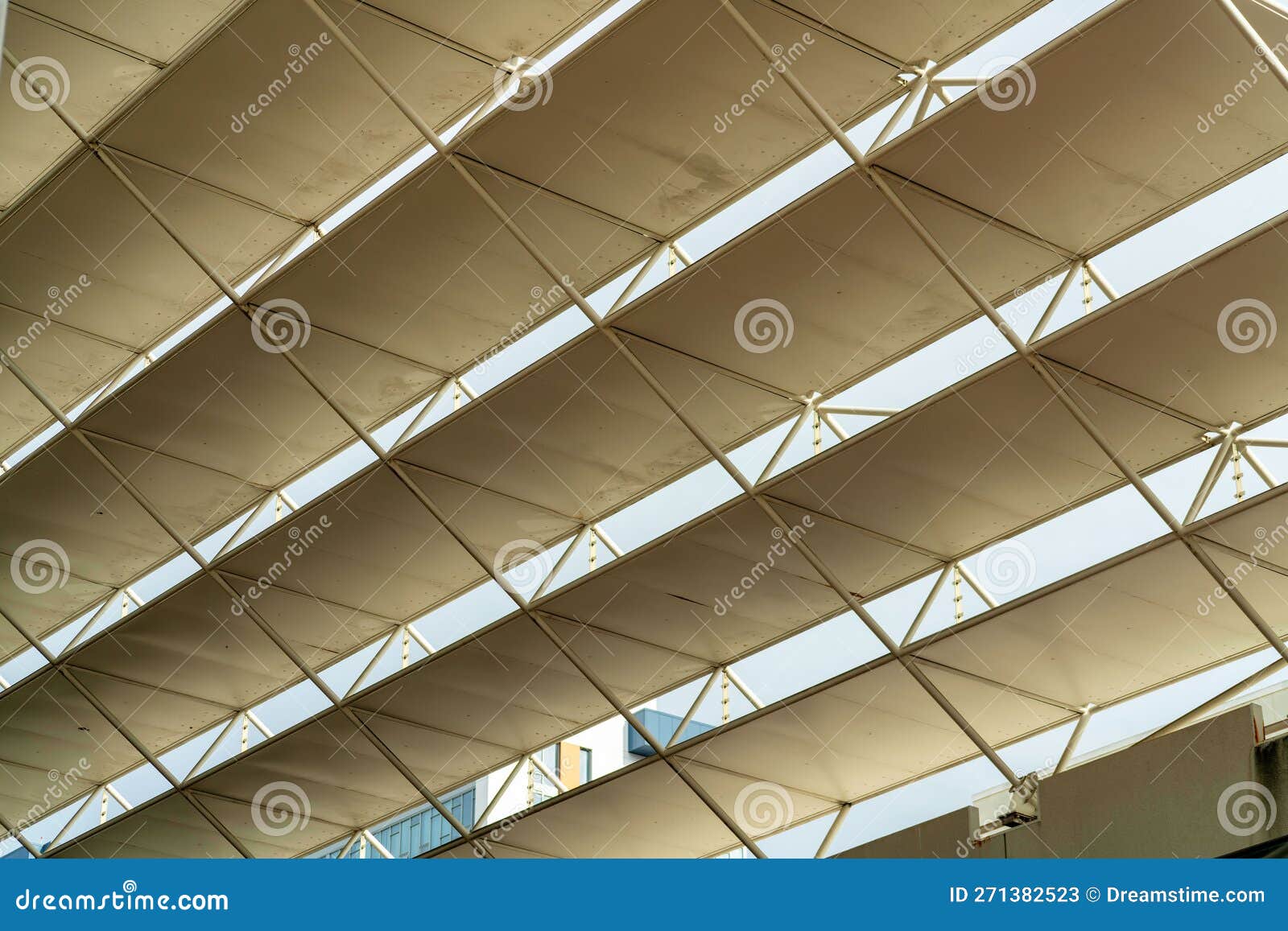 Baldosas De Techo Decorativas Para La Cubierta De Lluvia En Un Parque  Exterior O Zona Industrial Para La Protección Contra El Clim Imagen de  archivo - Imagen de estructura, antiguo: 271382523