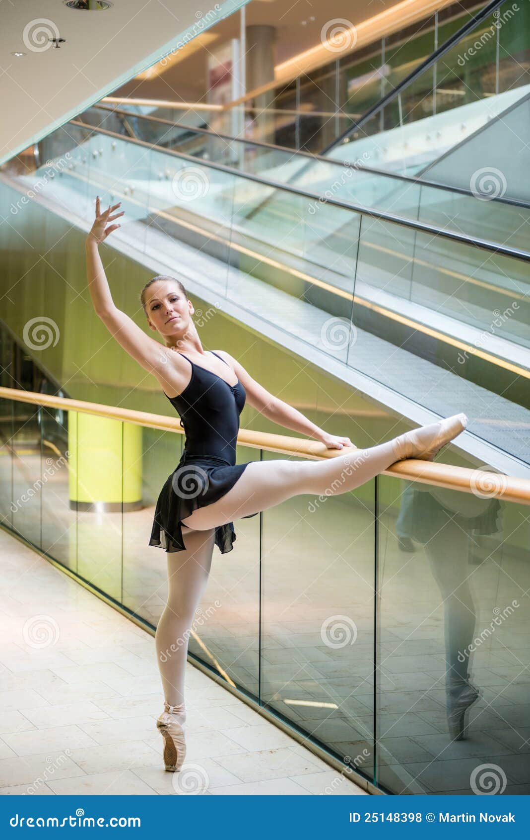 Balettdansörrulltrappa. Shoppa för lokaler för rulltrappa för ballerinabalettdansördans modernt