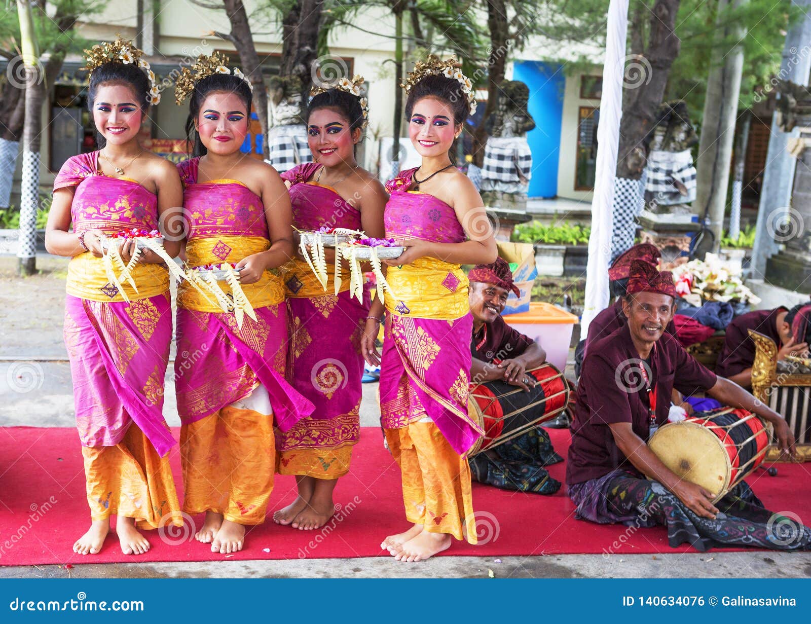 Indonesia, Muchachas En Traje Tradicional Indonesio Foto editorial - Imagen de traje, gente: 140634076