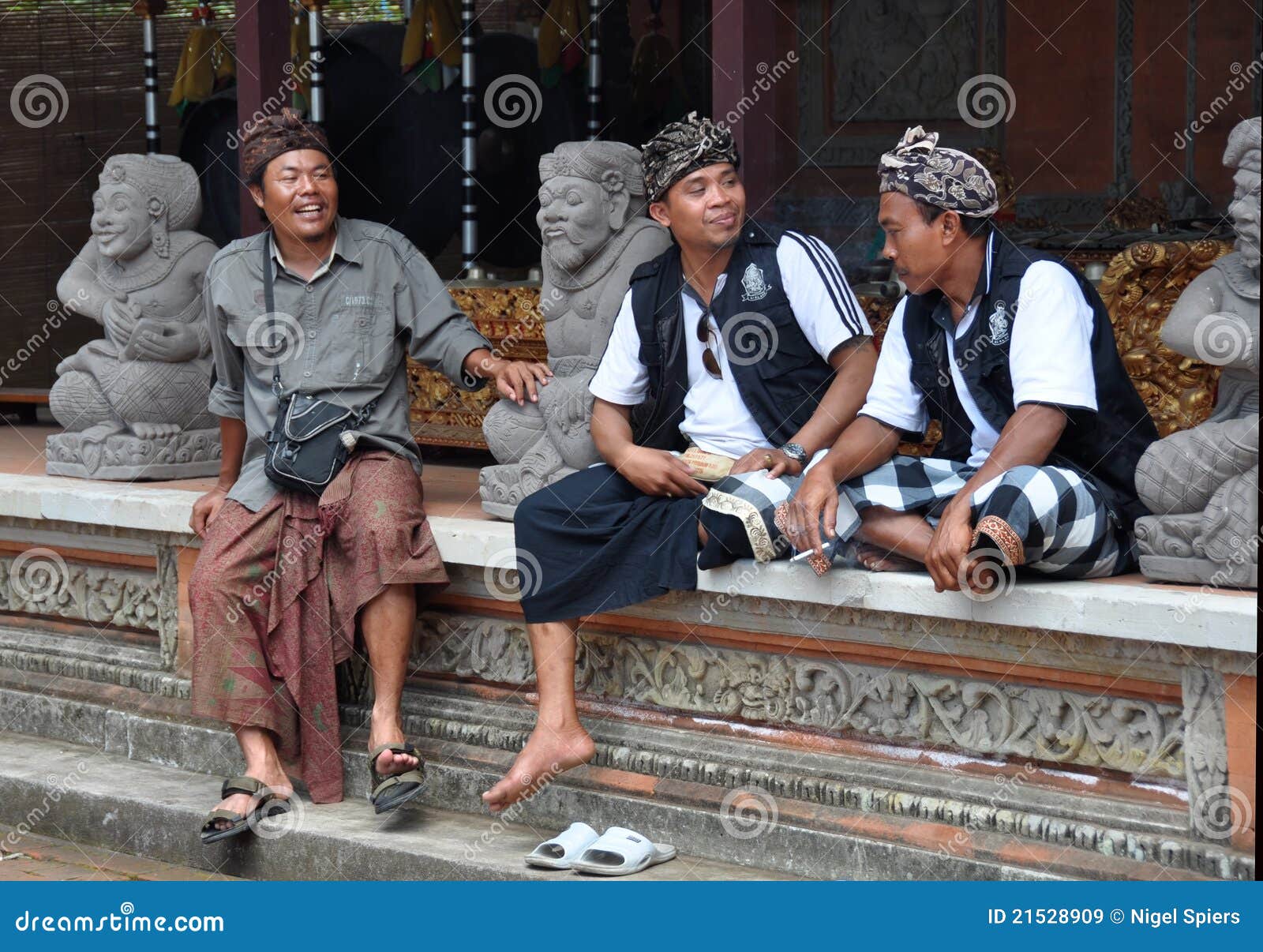 Balinese Men In Traditional Costume Bali Indonesia Editorial Photo 21528909 