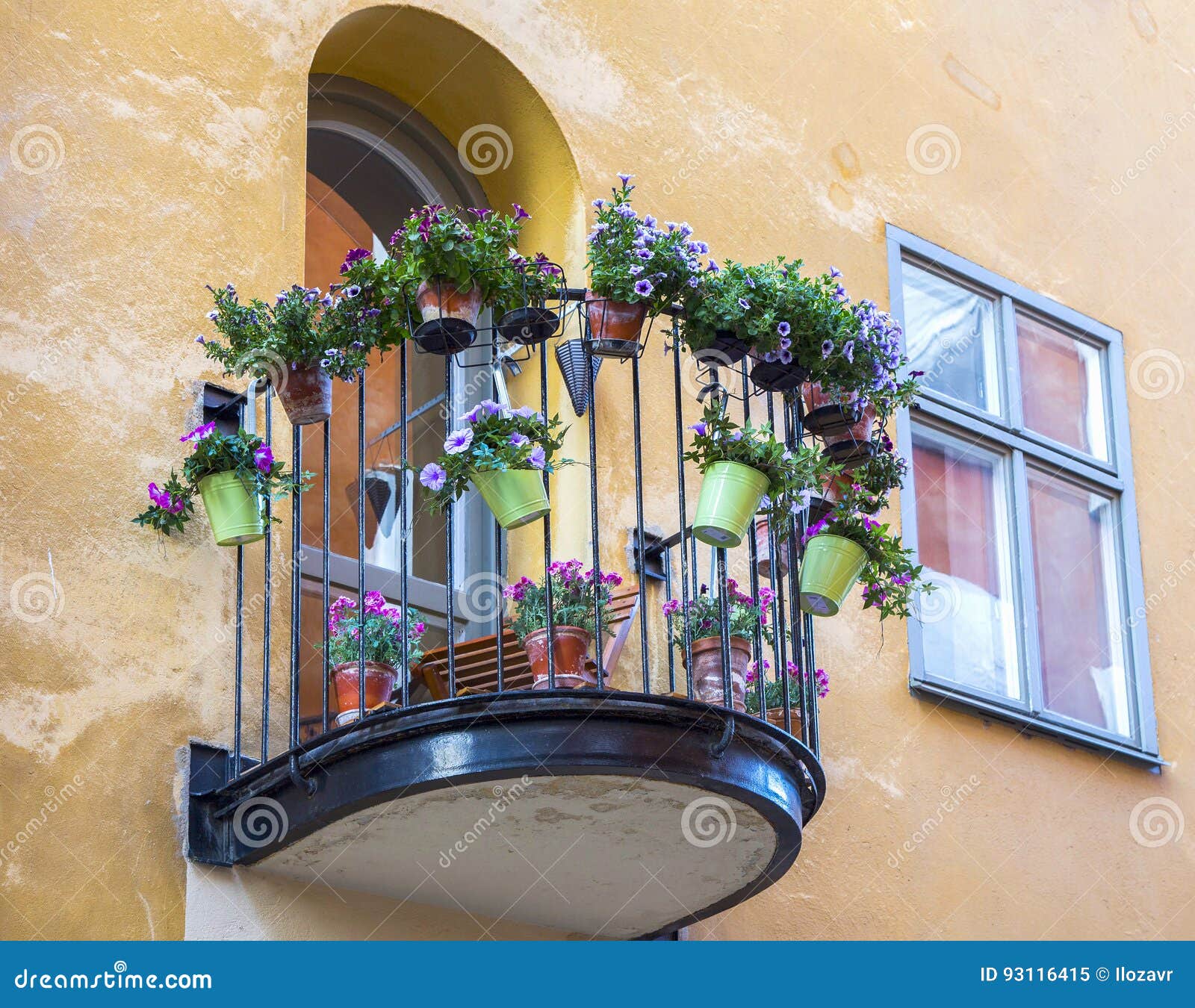 Balkon, Loggia Auf Der Wand Des Hauses Mit Blumen Stockbild - Bild von  ausgang, blumen: 93116415