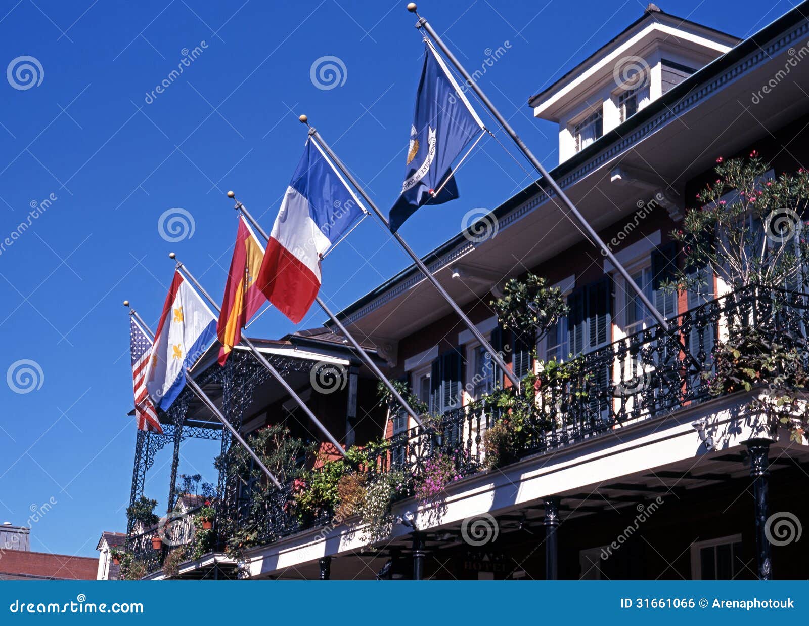 Balkon Met Vlaggen, New Orleans. Stock Foto Image of kwart, vakantie