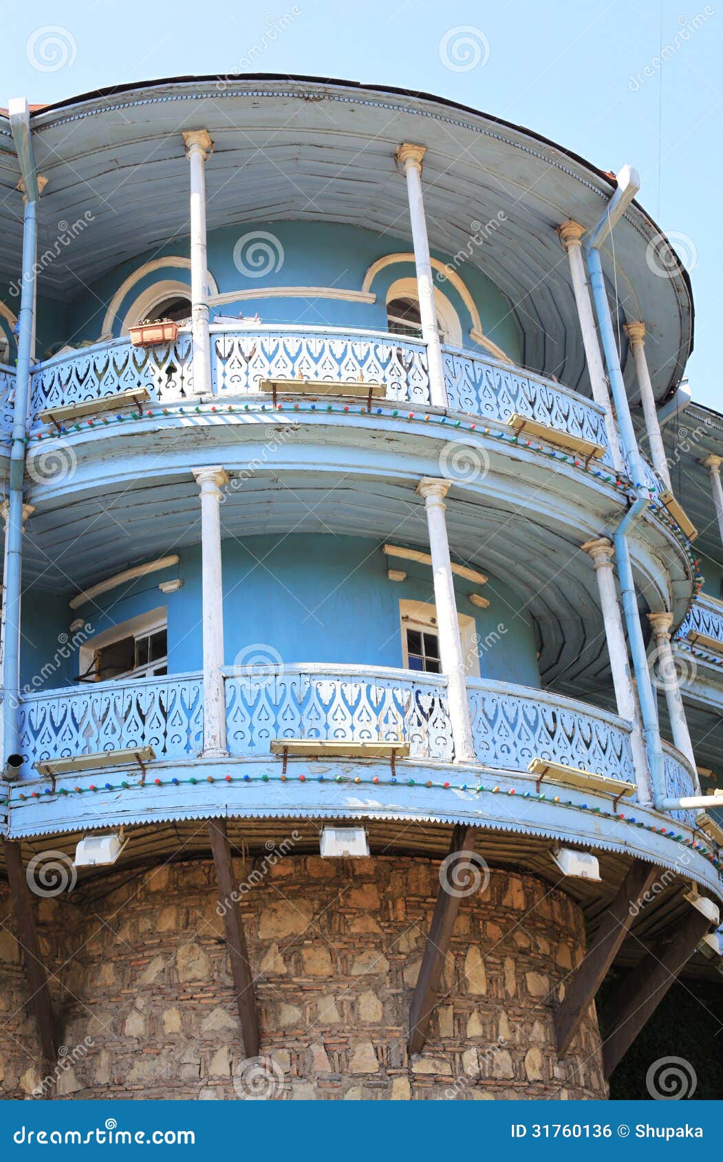 Balkone von Tiflis unter hellem Sonnenschein. Balkone in im Stadtzentrum gelegenem Tiflis, Georgia stellten hellem Sonnenschein am Sommermorgen heraus