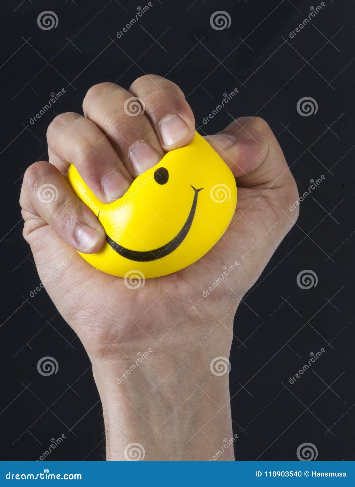 Шарить руками. Сквиш в руке шарик. Жёлтый шар в руке. Желтый стресс Болл.