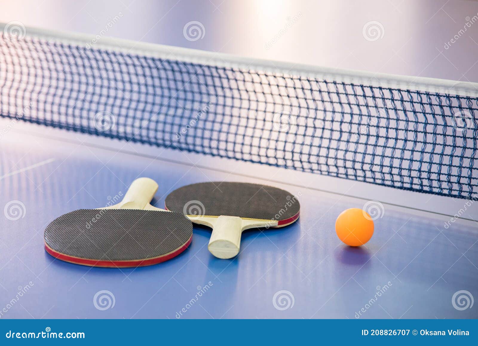 Balle Orange Pour Tennis De Table Et Deux Raquettes De Couleur Rouge Et  Noir Sur Une Table Bleue Avec Grille Image stock - Image du horizontal,  palette: 208826707