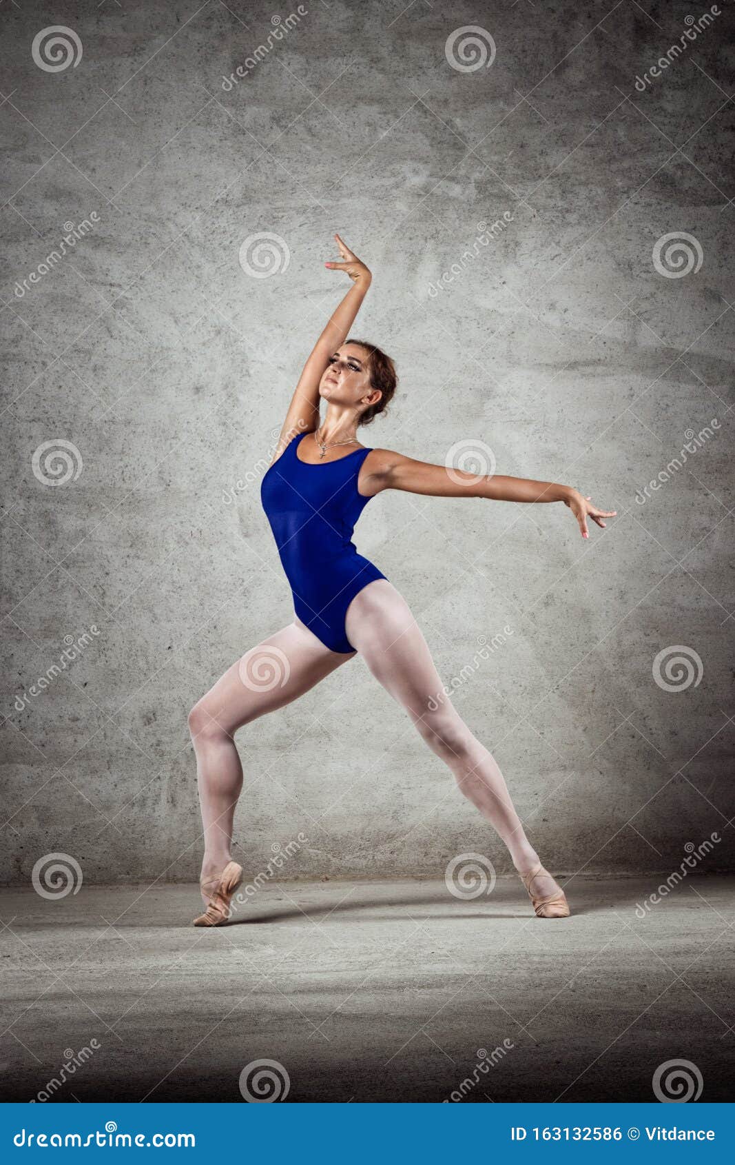 Foto de Bailarina Em Pé Com Os Dedos Dos Pés e mais fotos de stock de  Dançarina de Balé - Dançarina de Balé, Ângulo Agudo, Balé - iStock