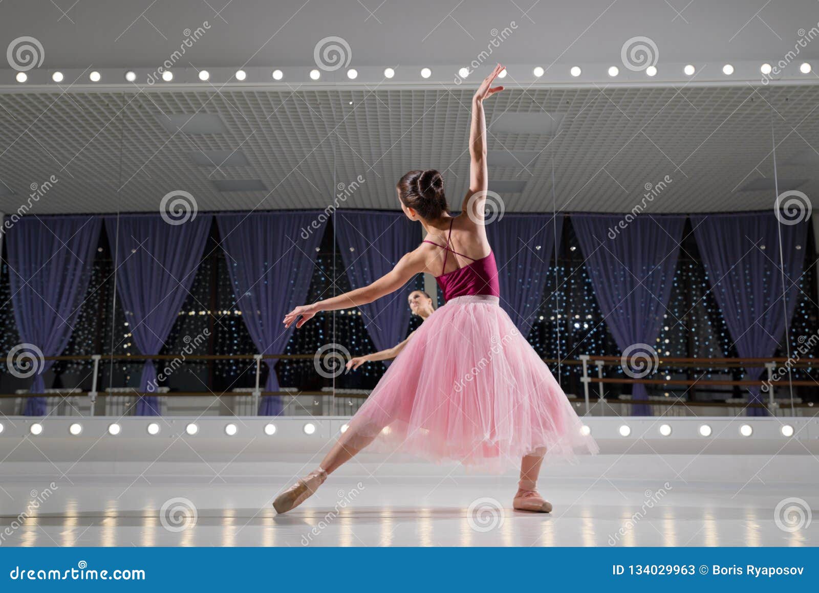 Ballerina In Opleidingszaal Stock Afbeelding Afbeeldi