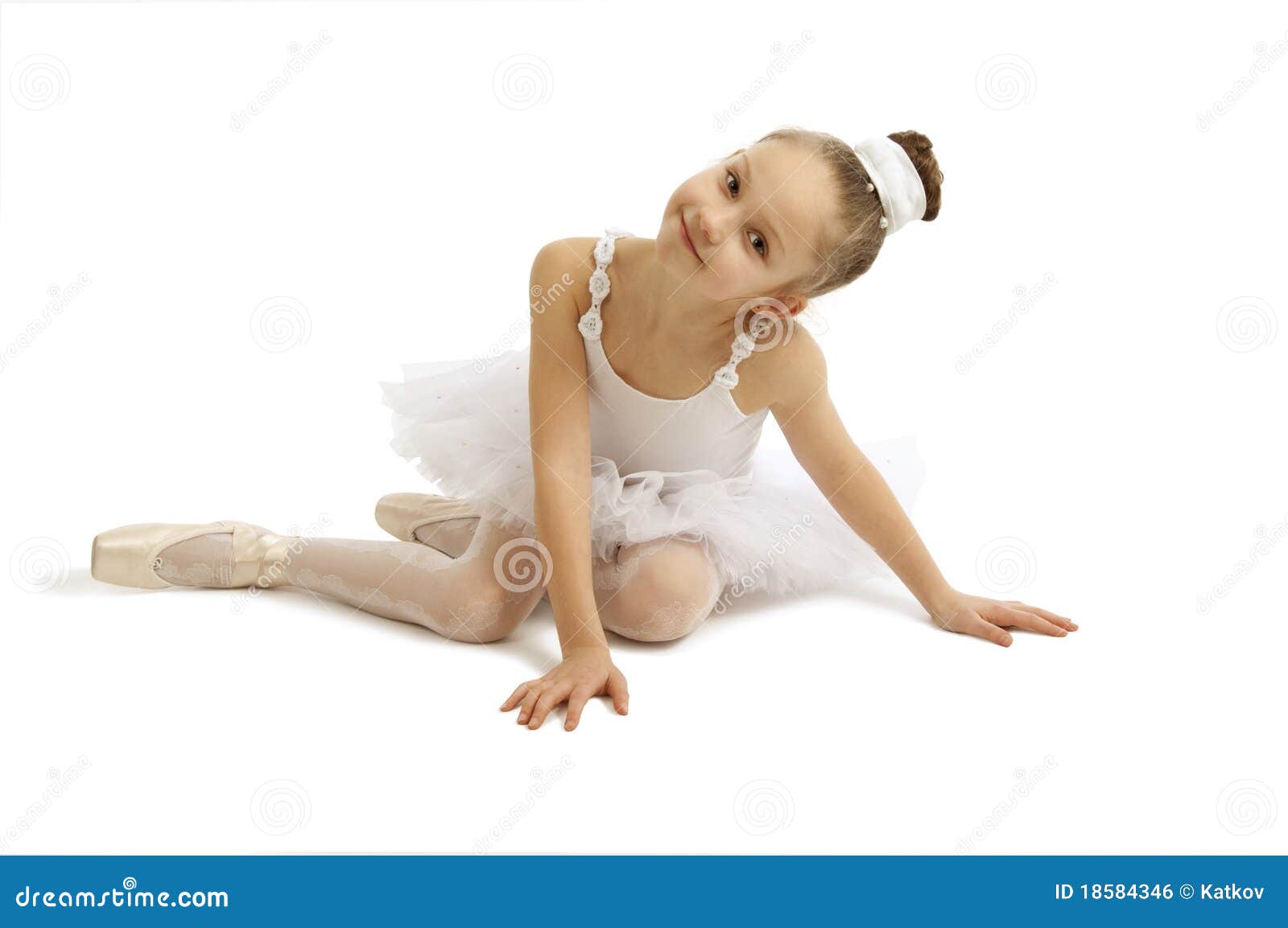 Étirage De Ballerine De Ballet De Danseuse De Petite Fille Photo stock -  Image du femelle, verticale: 64730824