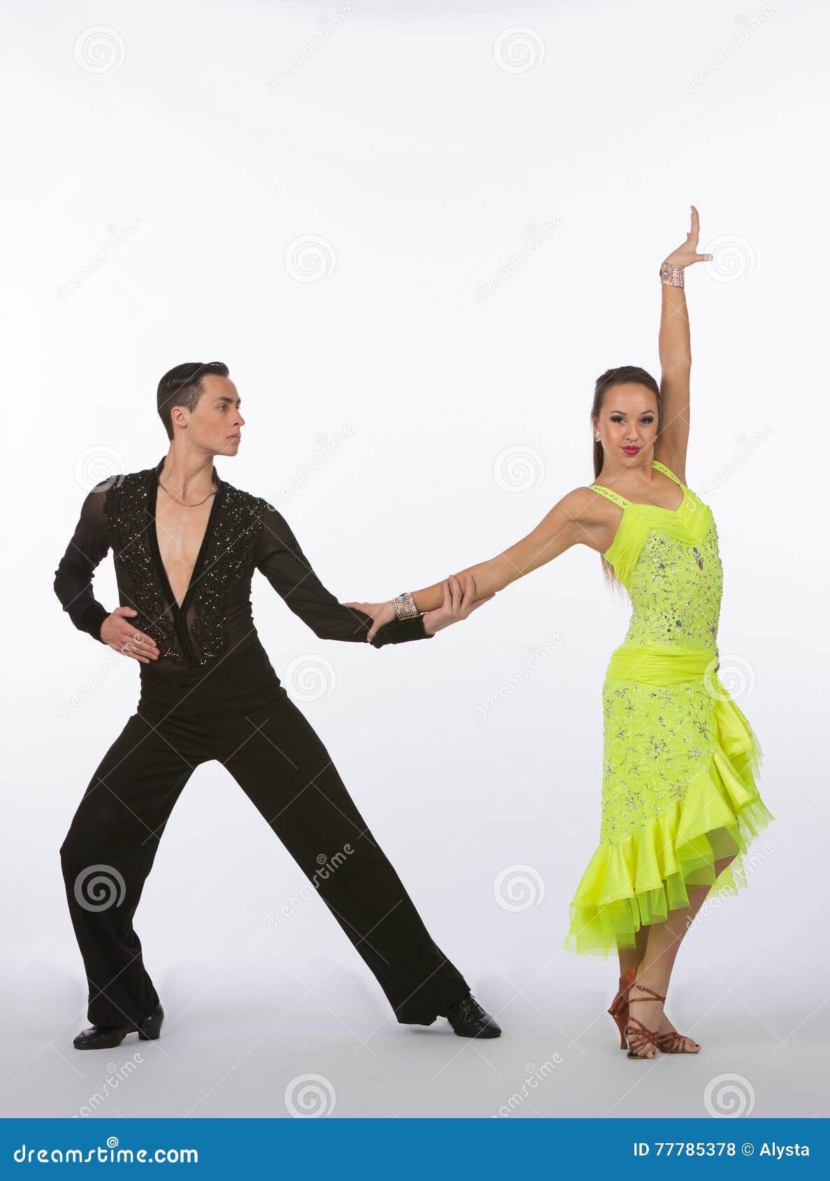 Ballerini Latini Della Sala Da Ballo Con Il Vestito Giallo Al Neon Braccio Alzato Fotografia Stock Immagine Di Adolescenti Eleganza