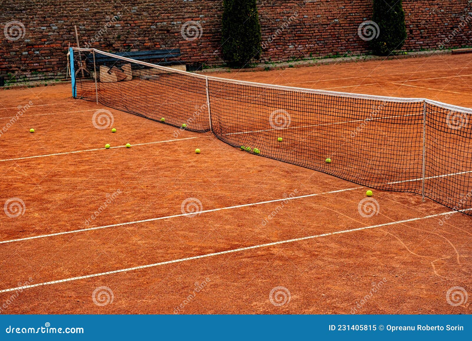 Balles De Tennis Sur Le Terrain En Terre Battue Image stock - Image du