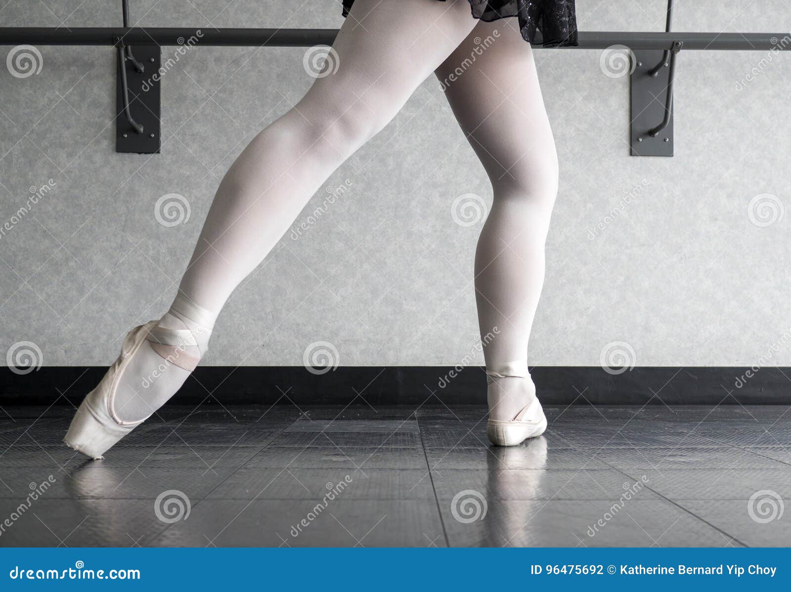 ballet dancer at barre- tendu derriÃÂ¨re en fondu