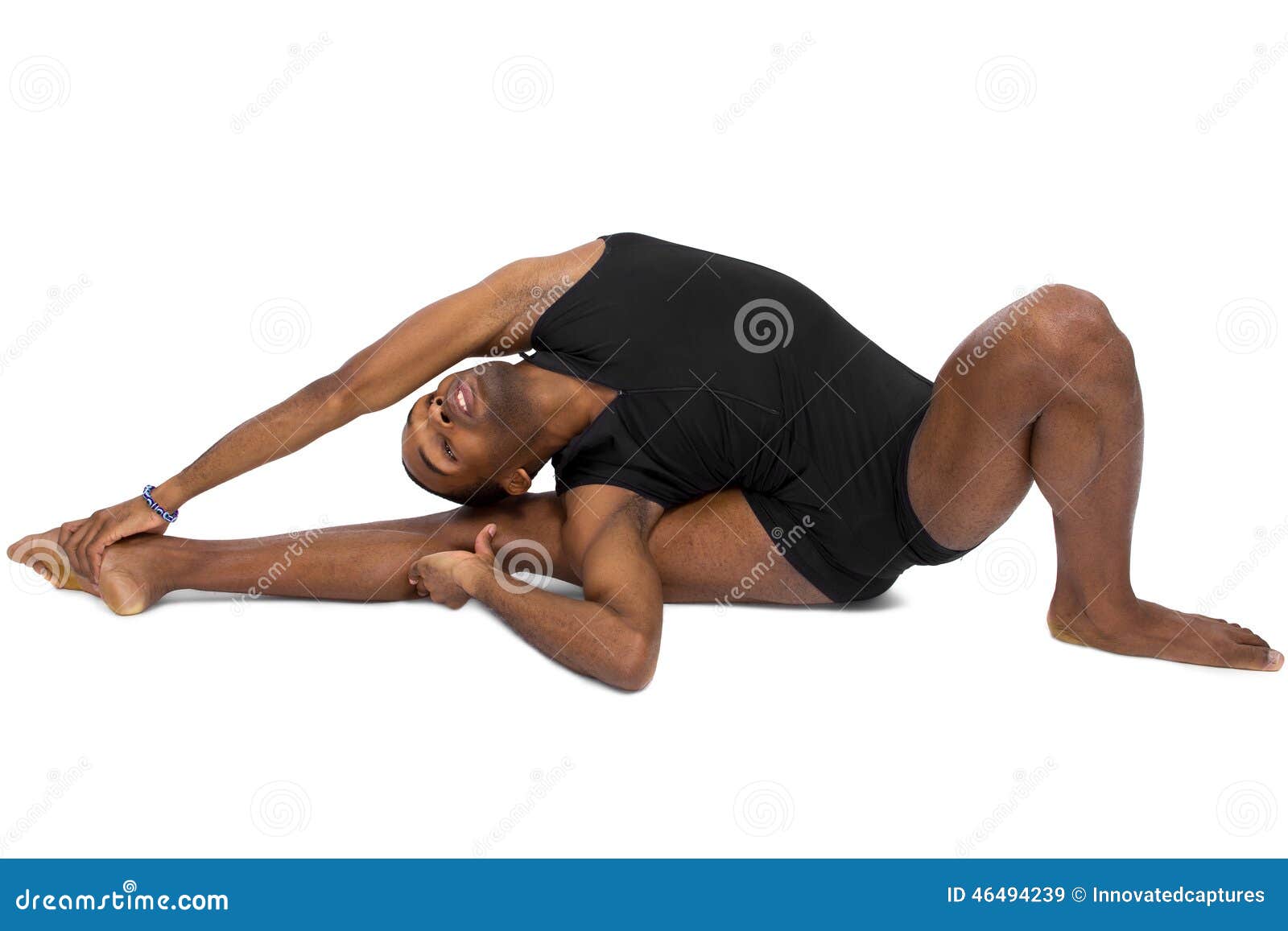 Ballett-Flexibilität. Männlicher Balletttänzer, der Flexibilität auf weißem Hintergrund aufwärmt und zeigt