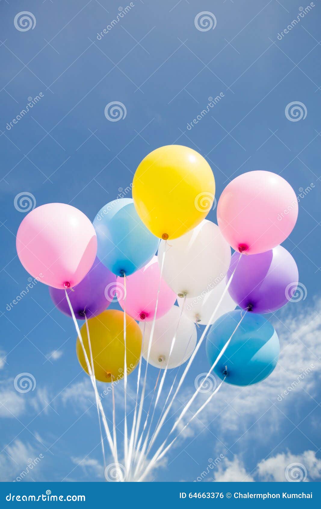 Ballon Coloré De Partie Flottant Dans Le Plein Vol Photo stock