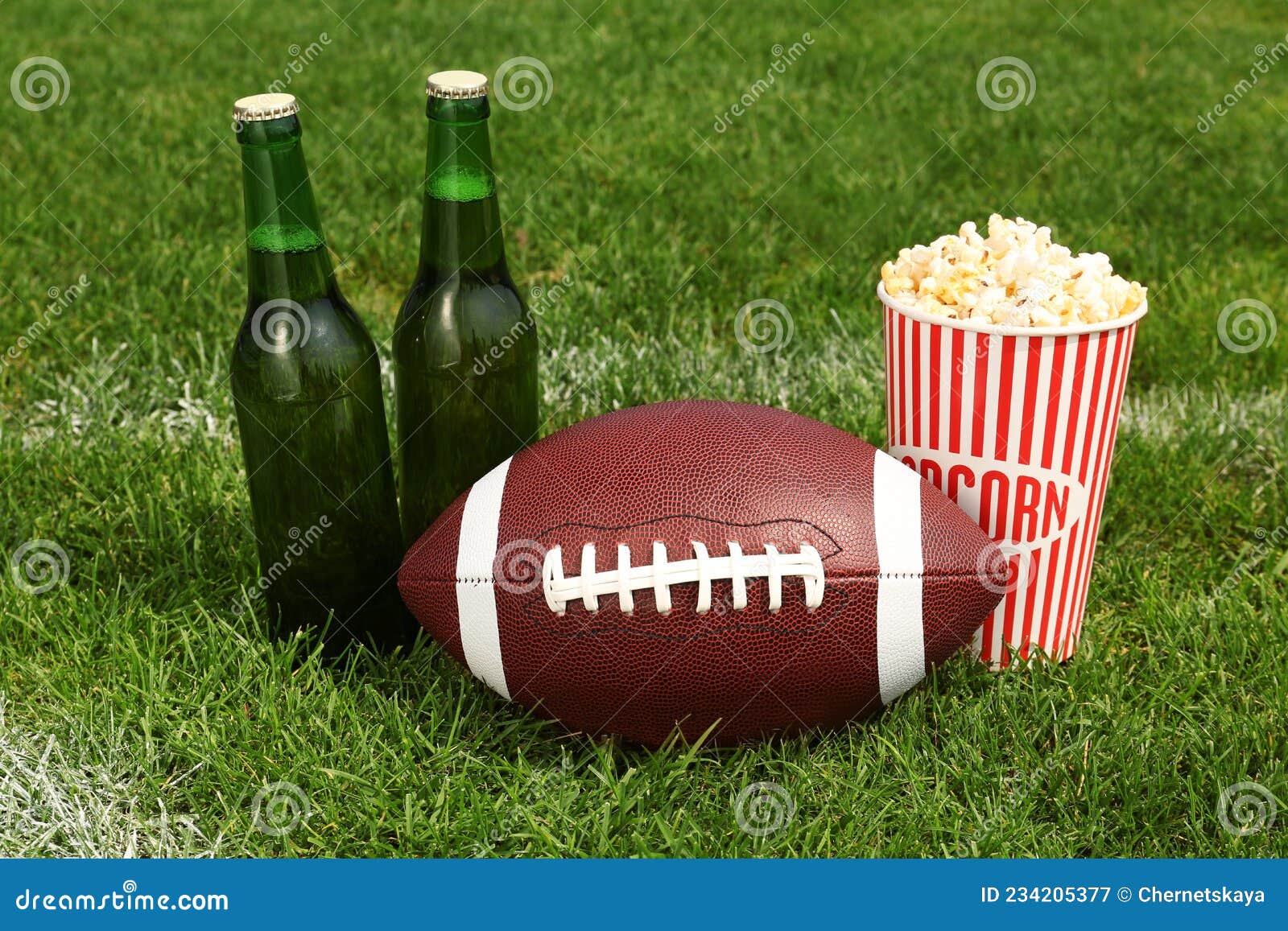 Ballon De Football Américain Avec Bière Et Pop-corn Sur Herbe De Terrain  Vert Au Stade Image stock - Image du ligue, zone: 233049565