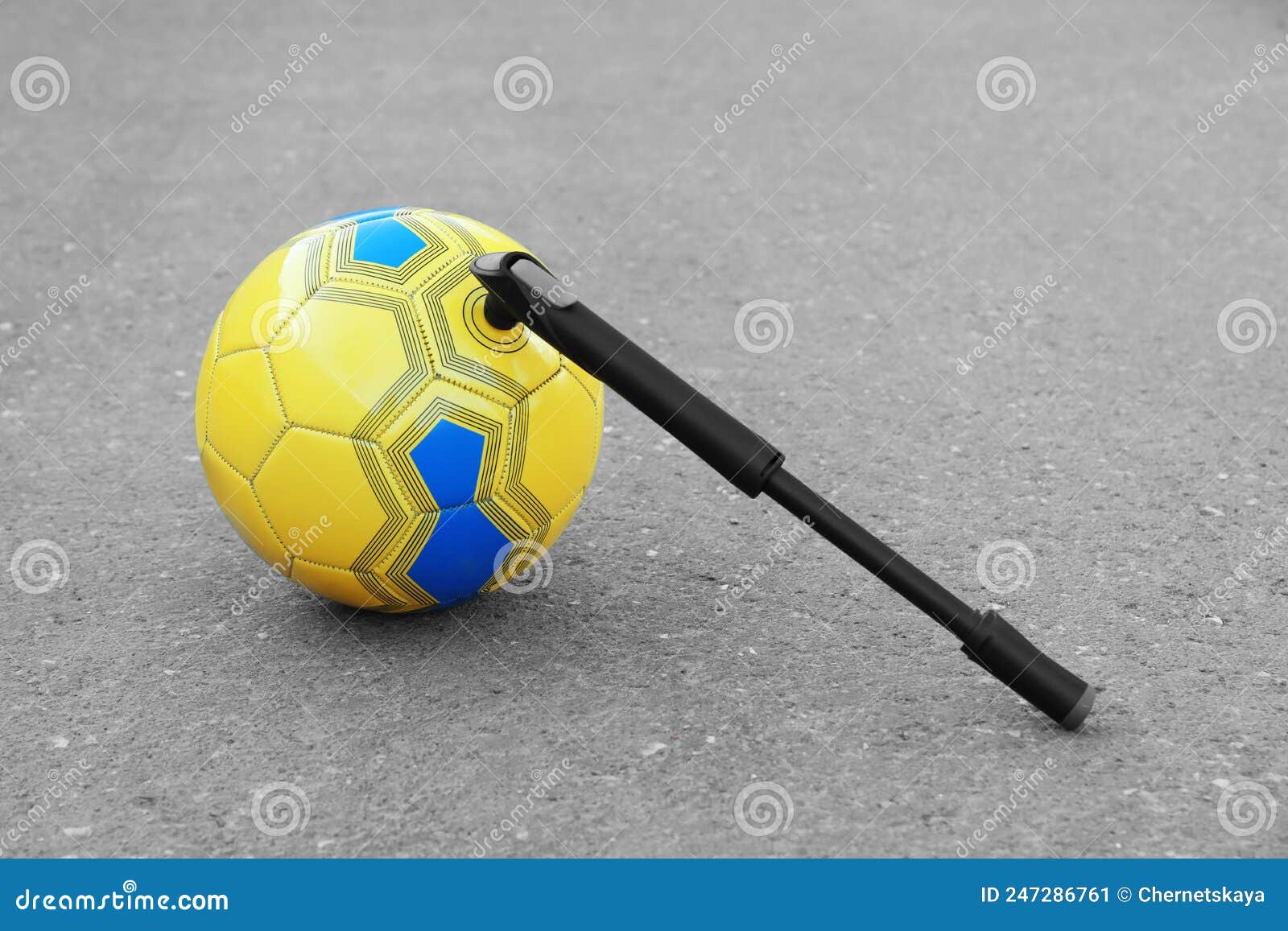 Ballon De Football Avec Gonfleur Manuel De Pompe Sur Asphalte Image stock -  Image du matériel, pierre: 247286761