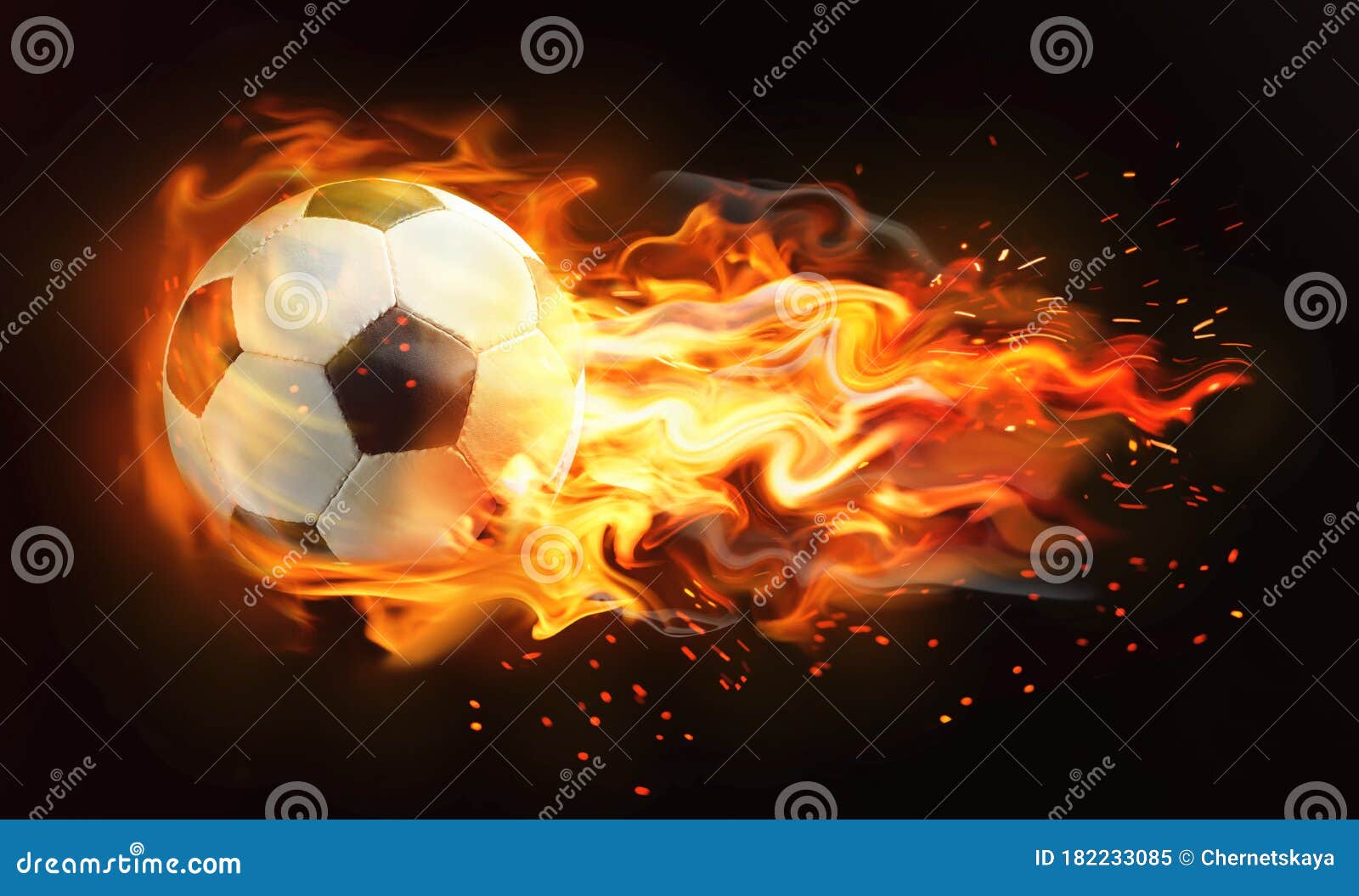 Ballon De Football Avec Le Vol Lumineux De Flamme Sur Le Fond