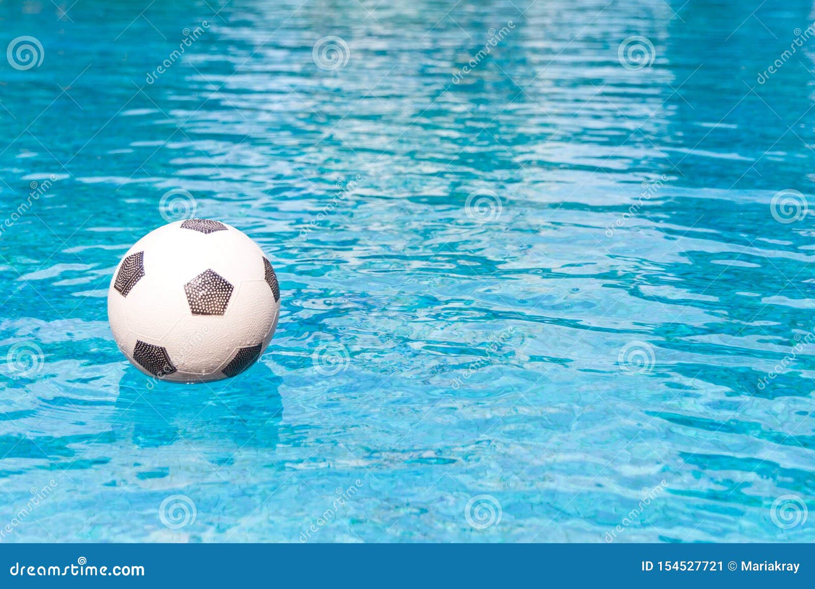 Ballon De Football Flottant Dans La Piscine Image stock - Image du flotter,  blanc: 154527721