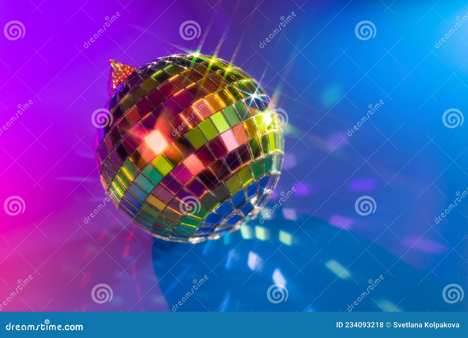 Ballon Disco De Noël Avec Lumières Aux Rayons Lumineux Et Bokeh Coloré Sur  Fond De Néon Bleu. Concept Festif Pour L'animation Ou Photo stock - Image  du lueur, miroir: 234093218