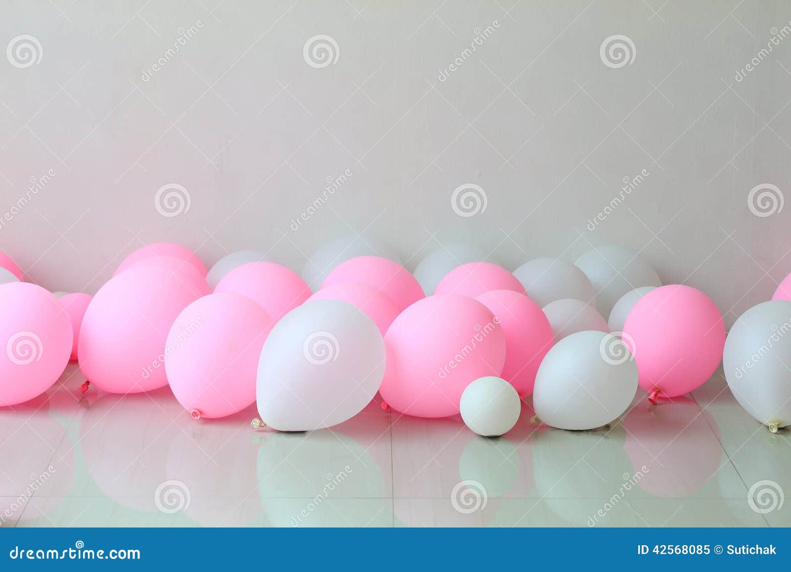 Ballon Rose Et Blanc Sur Le Plancher Image stock - Image du plastique,  groupe: 42568085