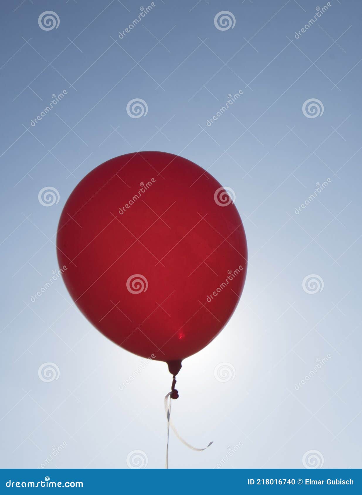 Ballon Rouge Et Fond Bleu Ciel Avec Soleil Photo stock - Image du  intuition, sensation: 218016740