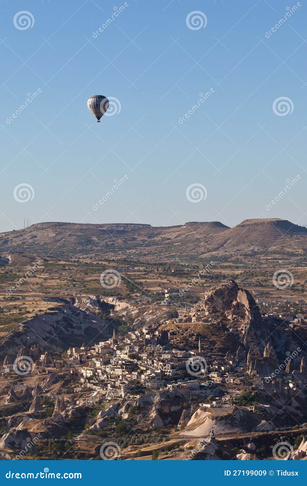 Ballong för varm luft. Ballons för en varm luft flyger ovanför cityLocationen: CappadociaDate: 28 Sep 2012