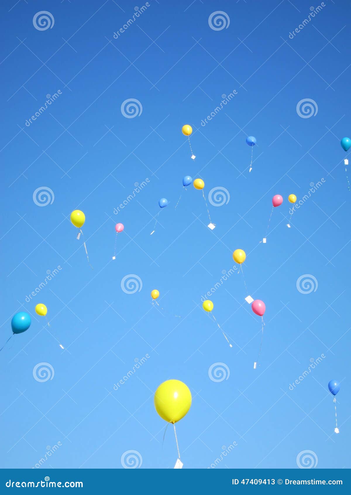 Ballons die nota's dragen in de hemel